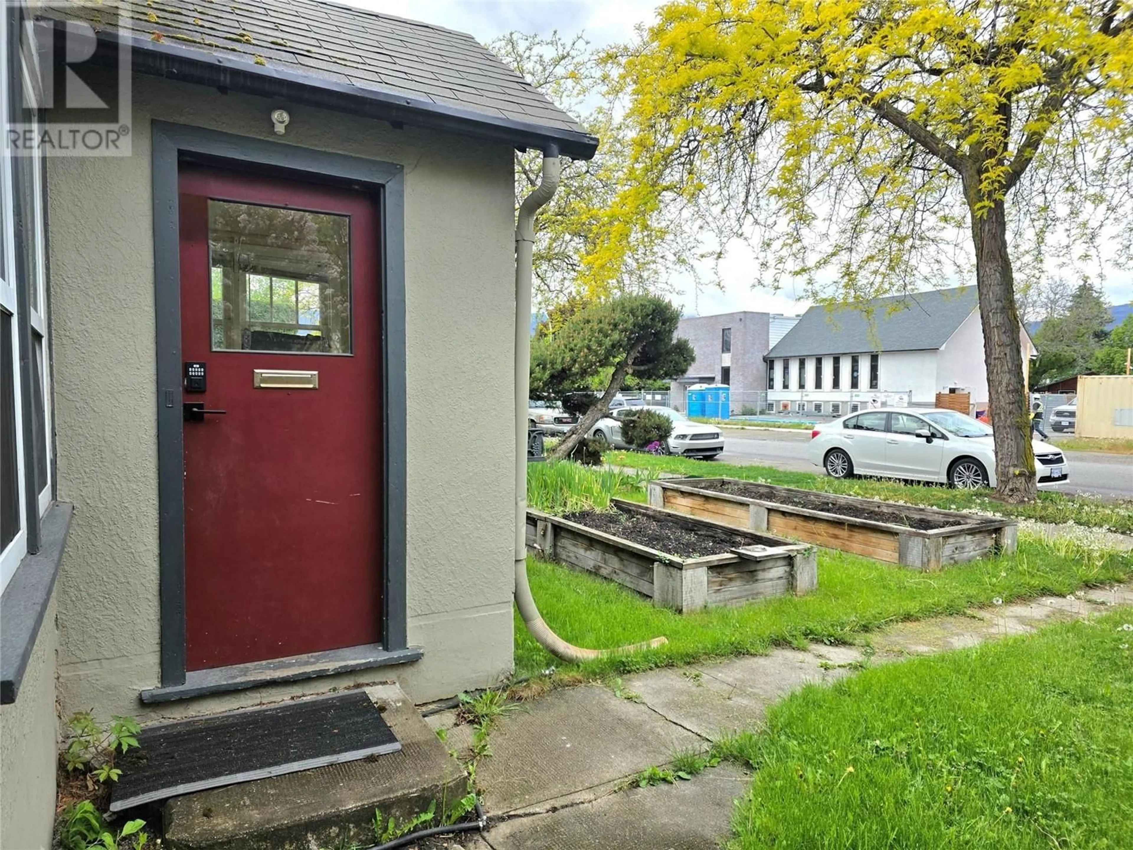 A pic from outside/outdoor area/front of a property/back of a property/a pic from drone, street for 927 WILSON AVENUE, Kelowna British Columbia V1Y6Y1