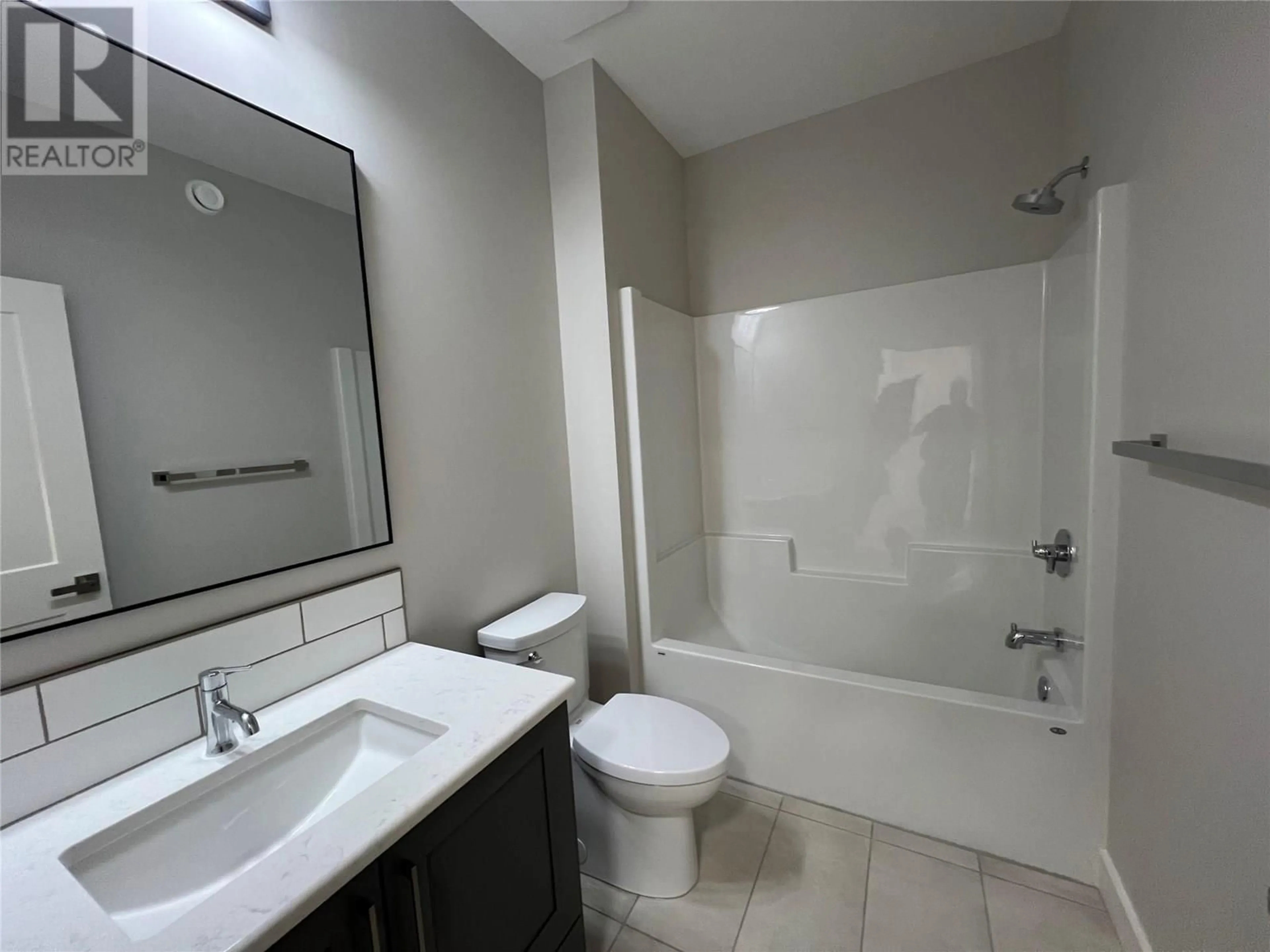 Standard bathroom, ceramic/tile floor for 712 MOUNTAIN VIEW CRESCENT, Creston British Columbia V0B1G5