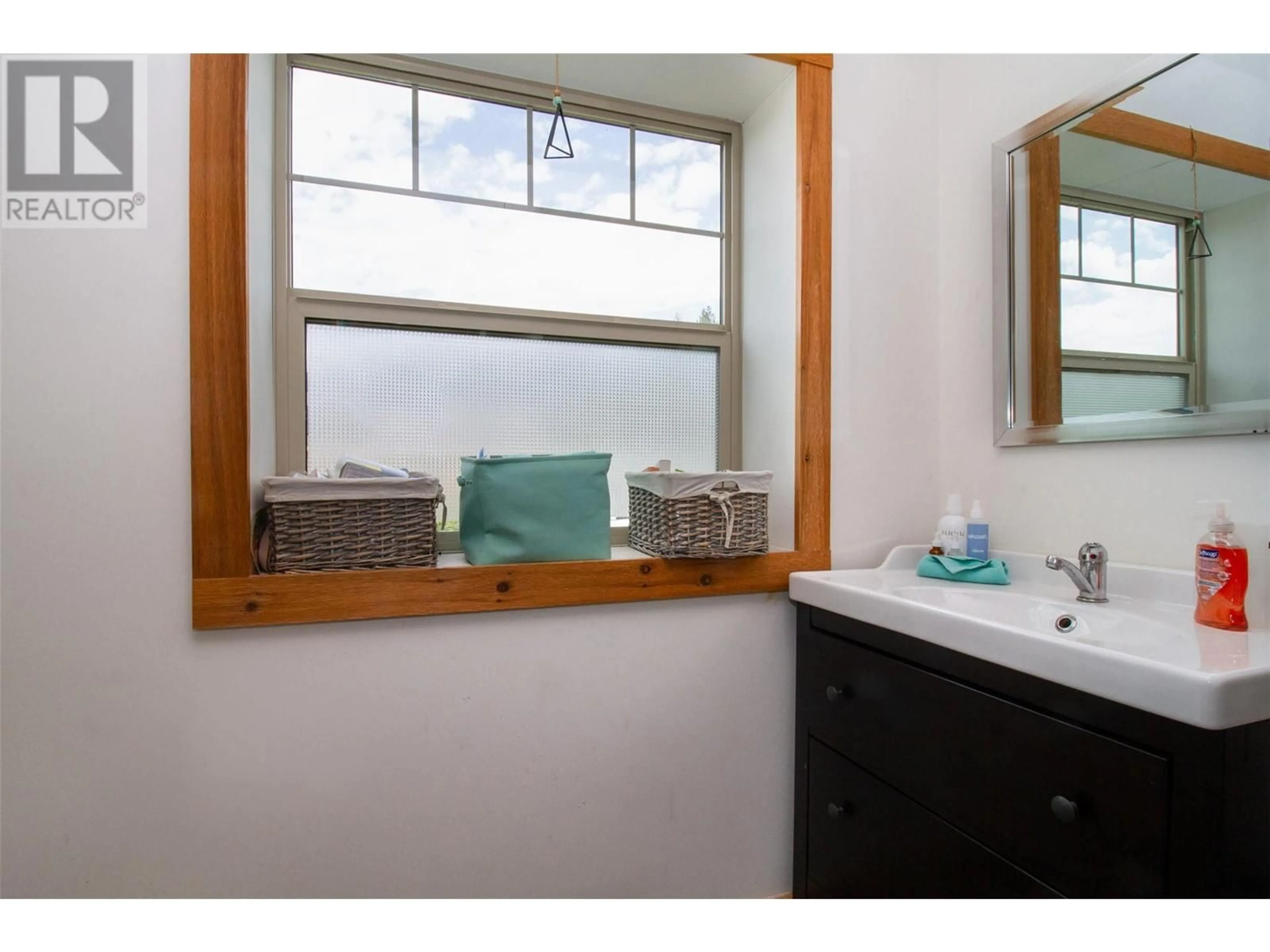Standard bathroom, unknown for 1905 HAY ROAD, Revelstoke British Columbia V0E2S1