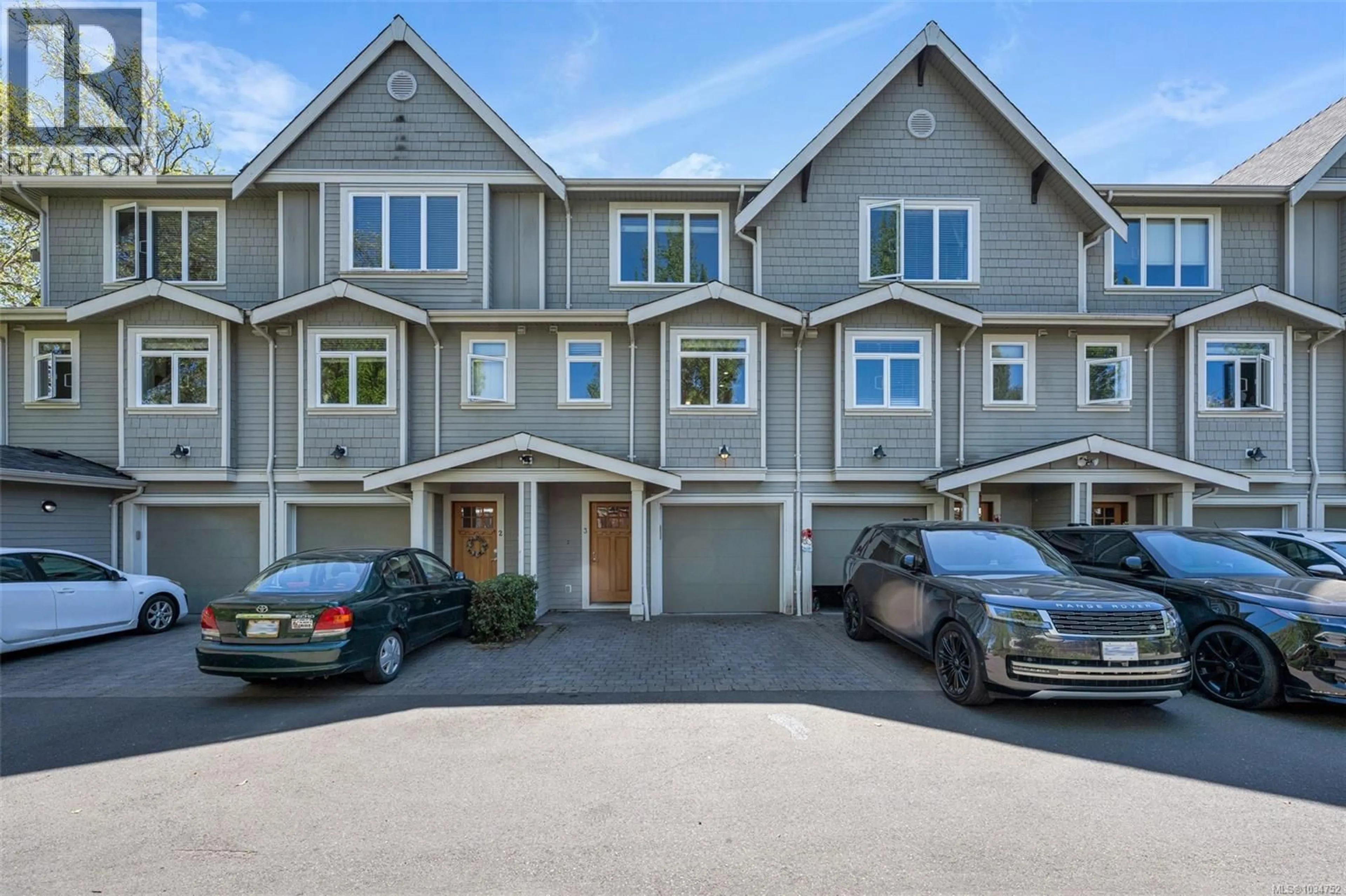 A pic from outside/outdoor area/front of a property/back of a property/a pic from drone, street for 3 - 2918 SHELBOURNE STREET, Victoria British Columbia V8R4M6