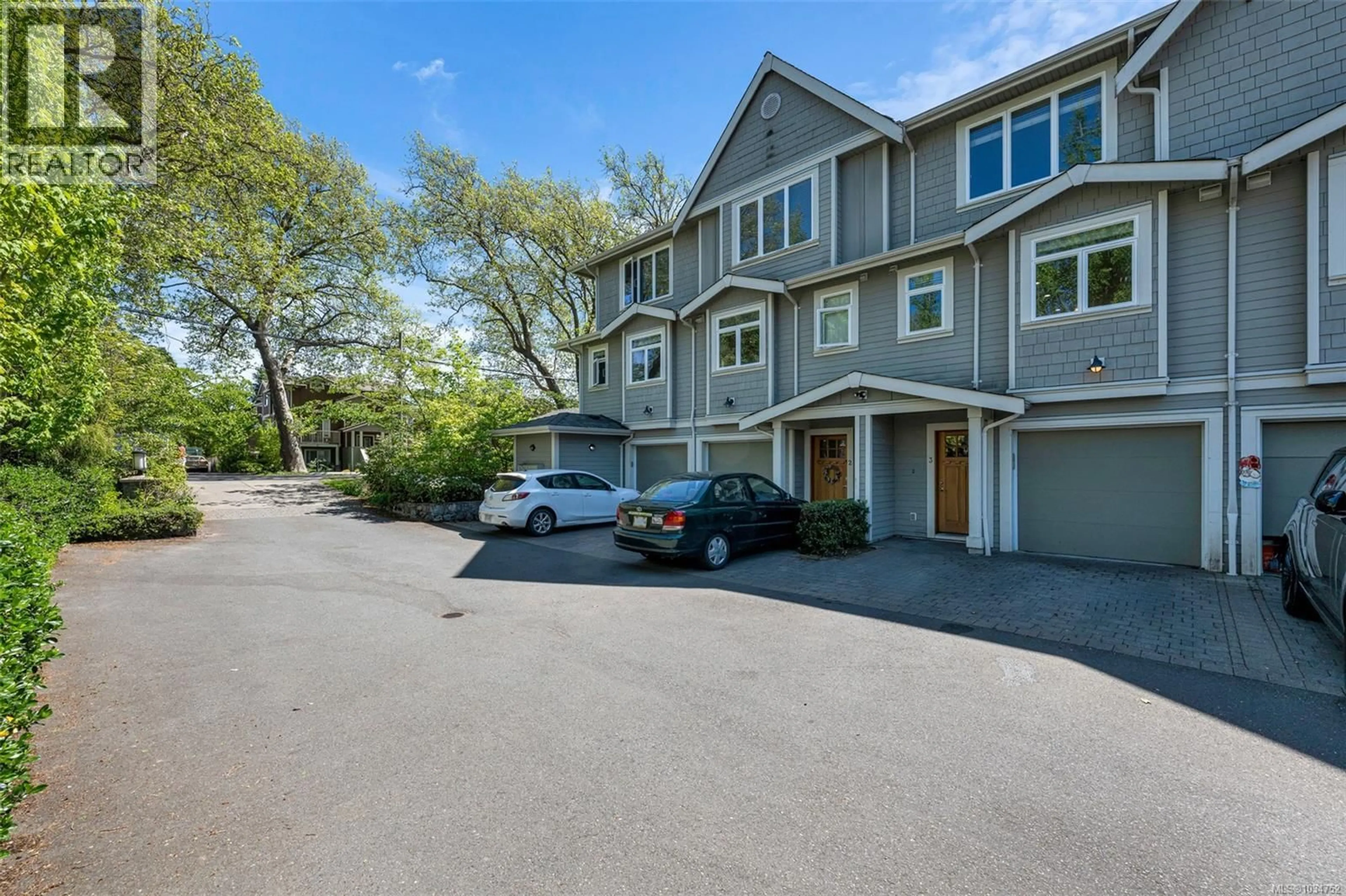 A pic from outside/outdoor area/front of a property/back of a property/a pic from drone, street for 3 - 2918 SHELBOURNE STREET, Victoria British Columbia V8R4M6