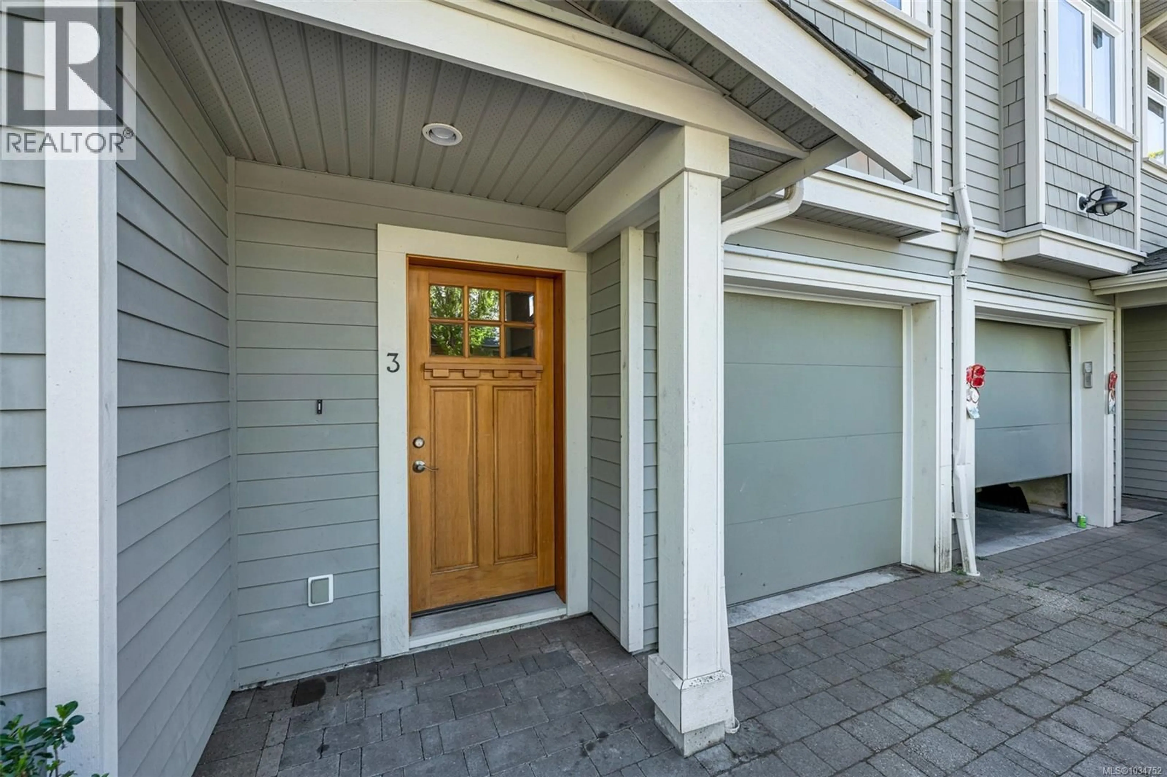 Indoor entryway for 3 - 2918 SHELBOURNE STREET, Victoria British Columbia V8R4M6