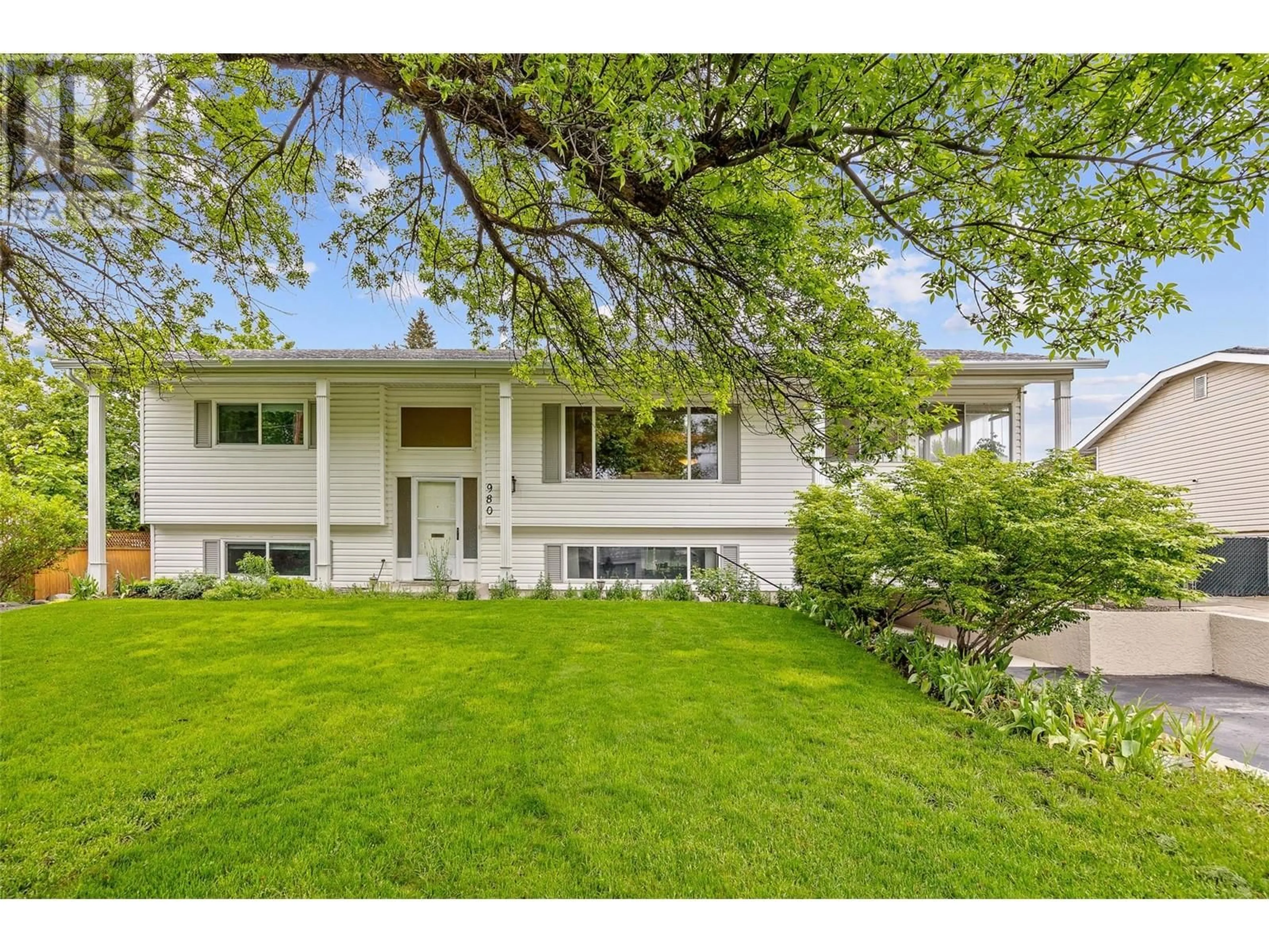 Home with vinyl exterior material, street for 980 THOMPSON ROAD, Kelowna British Columbia V1X3X1