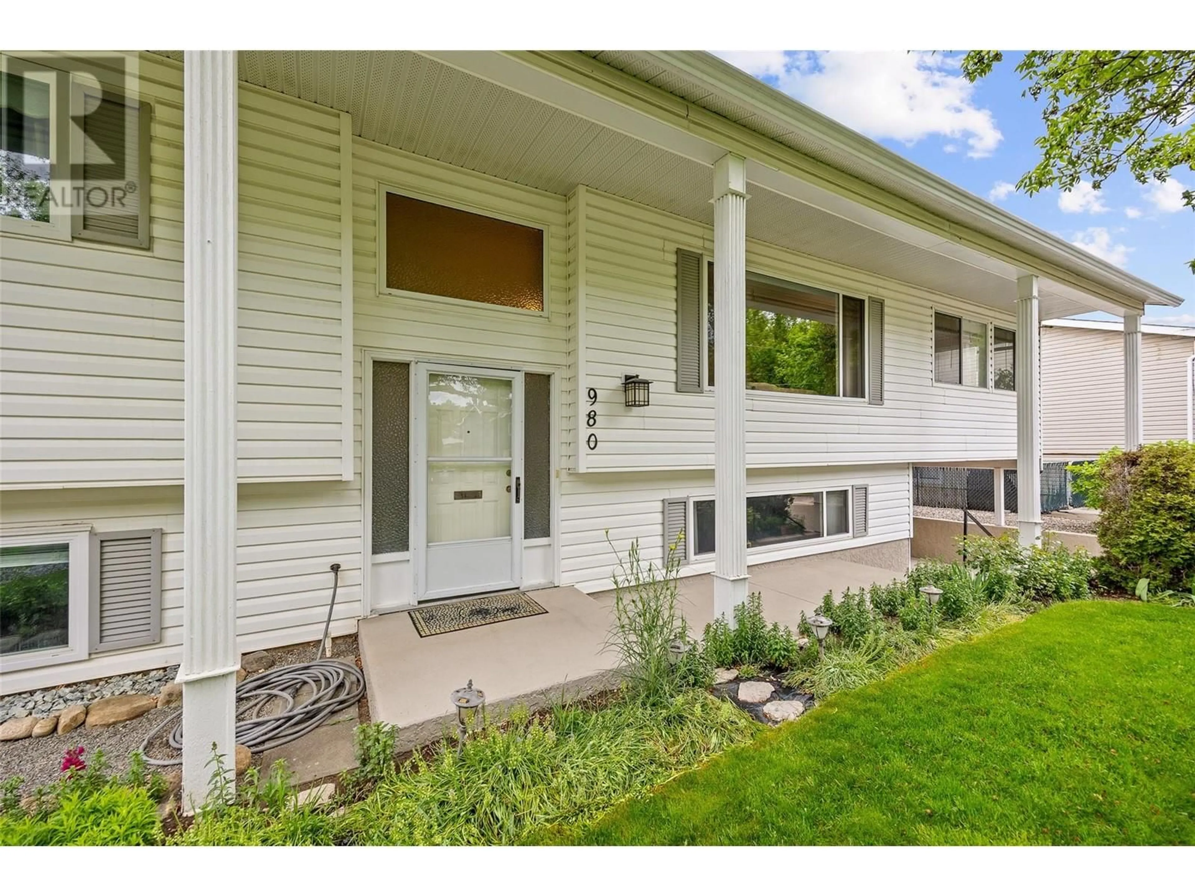 Home with vinyl exterior material, street for 980 THOMPSON ROAD, Kelowna British Columbia V1X3X1