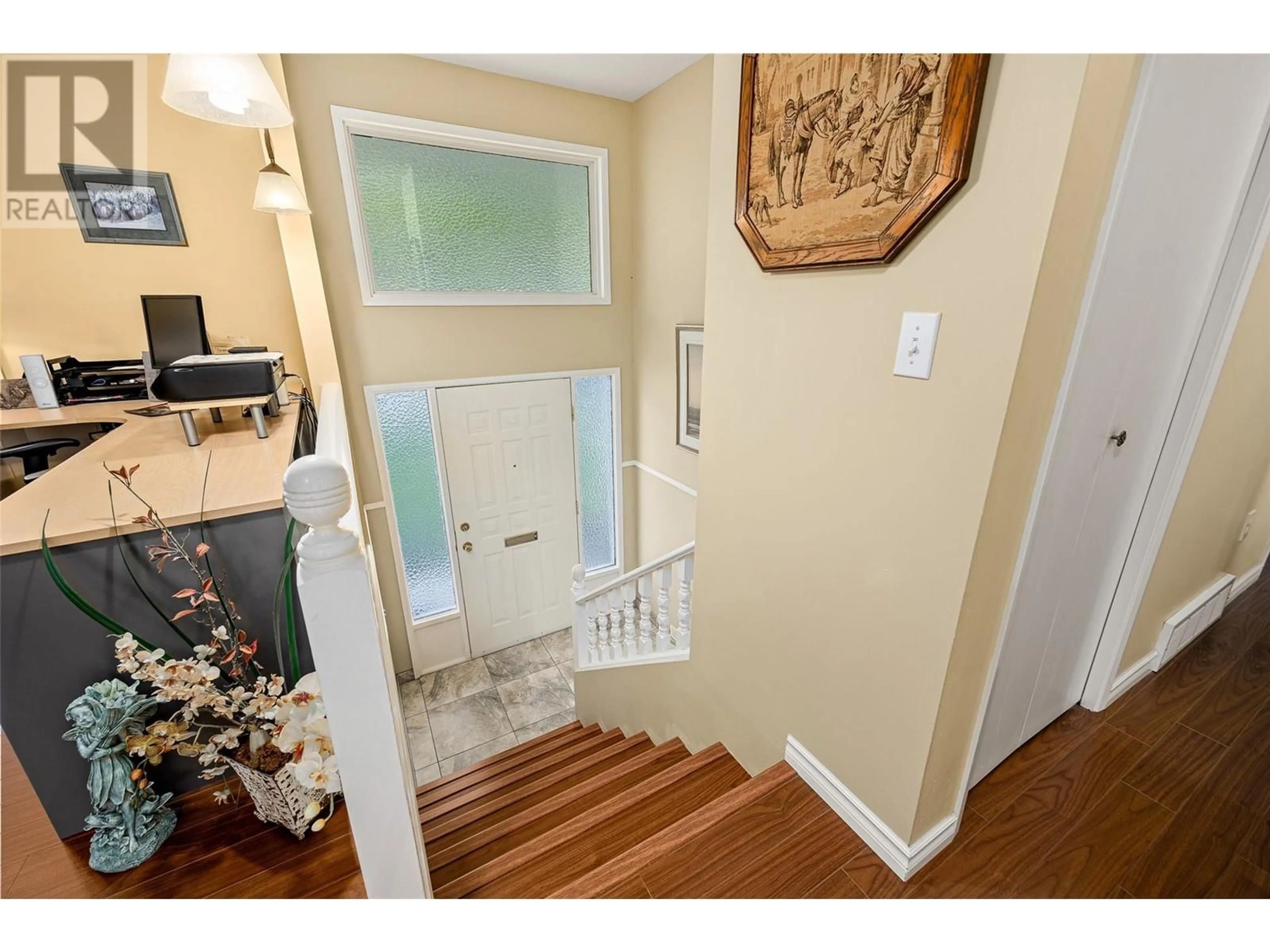 Indoor entryway for 980 THOMPSON ROAD, Kelowna British Columbia V1X3X1