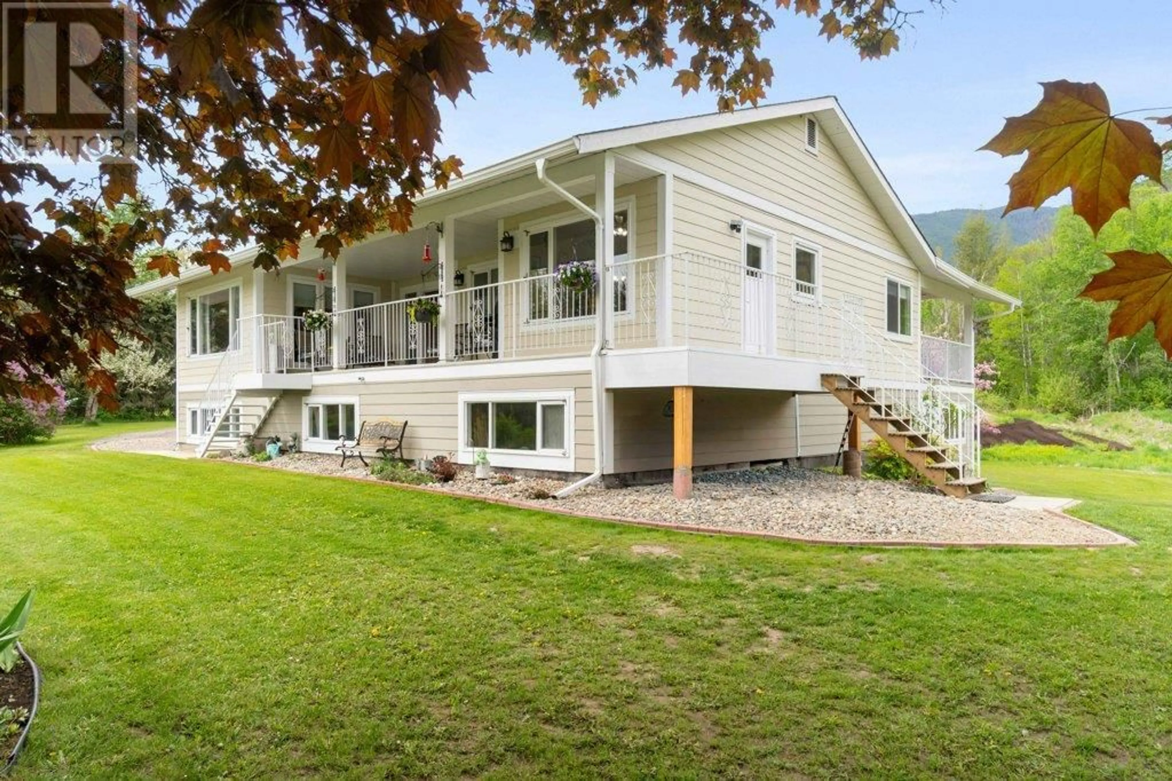 Home with vinyl exterior material, water/lake/river/ocean view for 4501 44 AVENUE NORTHWEST, Salmon Arm British Columbia V1E3A7
