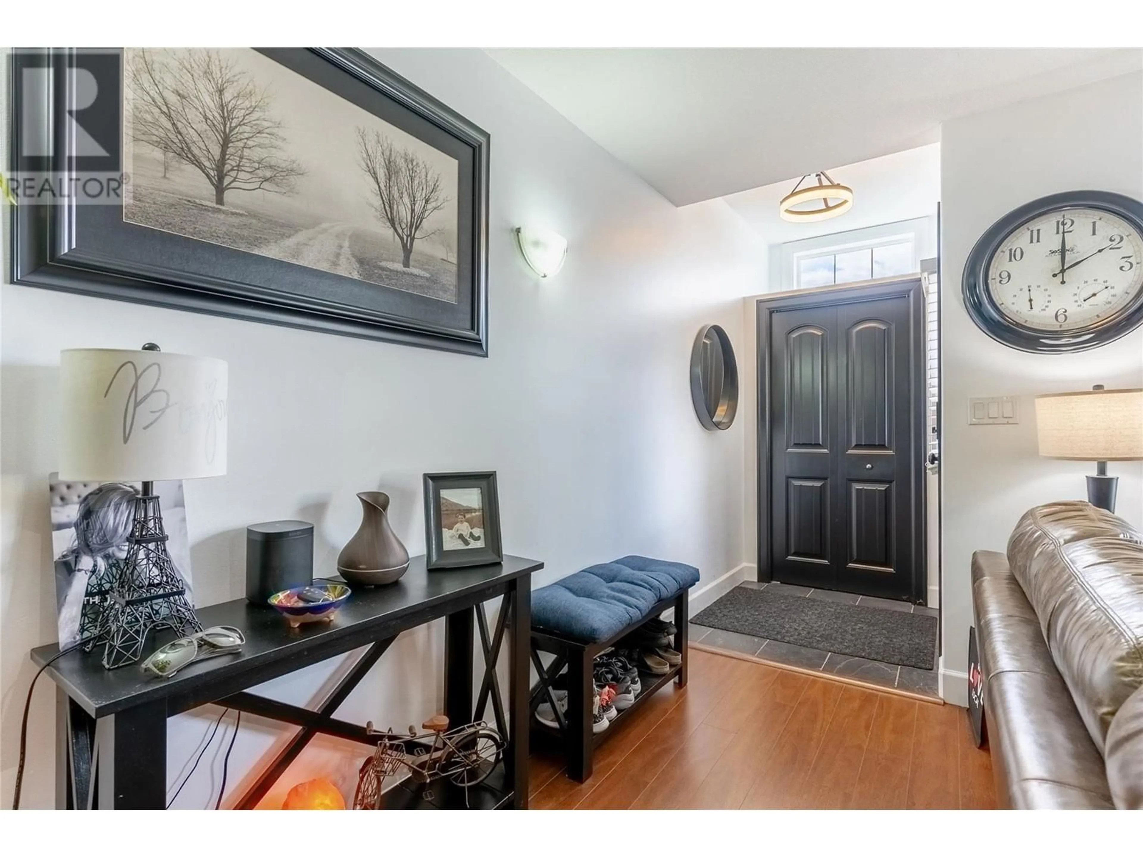 Indoor entryway for 2 - 835 SOUTHILL STREET, Kamloops British Columbia V2B5L9