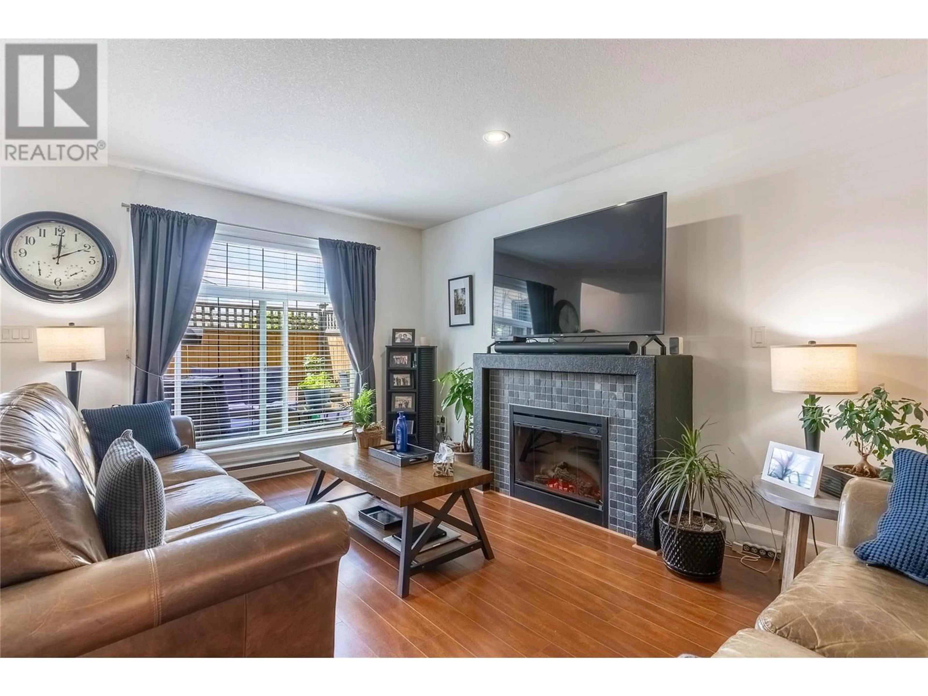 Living room with furniture, wood/laminate floor for 2 - 835 SOUTHILL STREET, Kamloops British Columbia V2B5L9