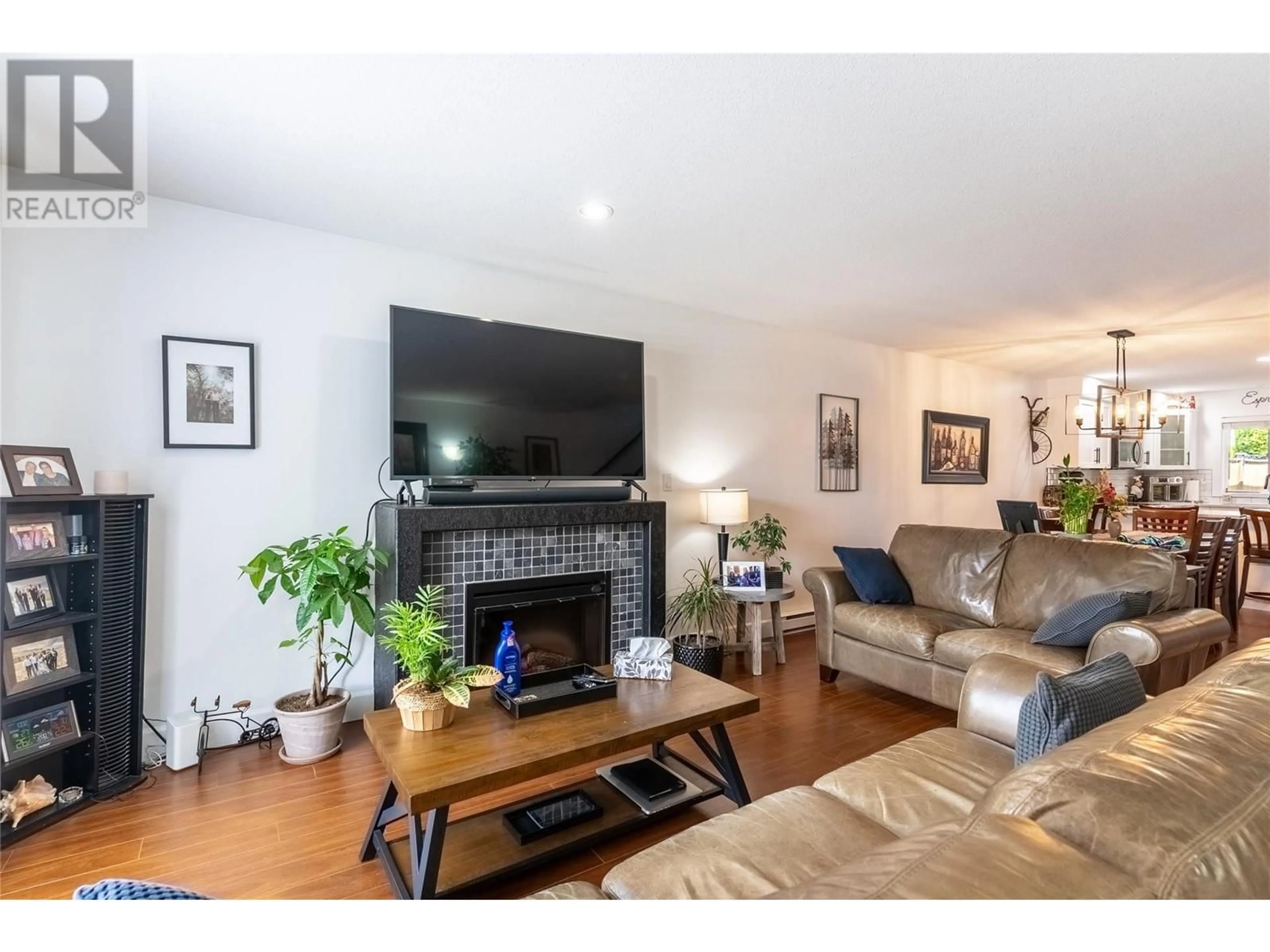 Living room with furniture, wood/laminate floor for 2 - 835 SOUTHILL STREET, Kamloops British Columbia V2B5L9