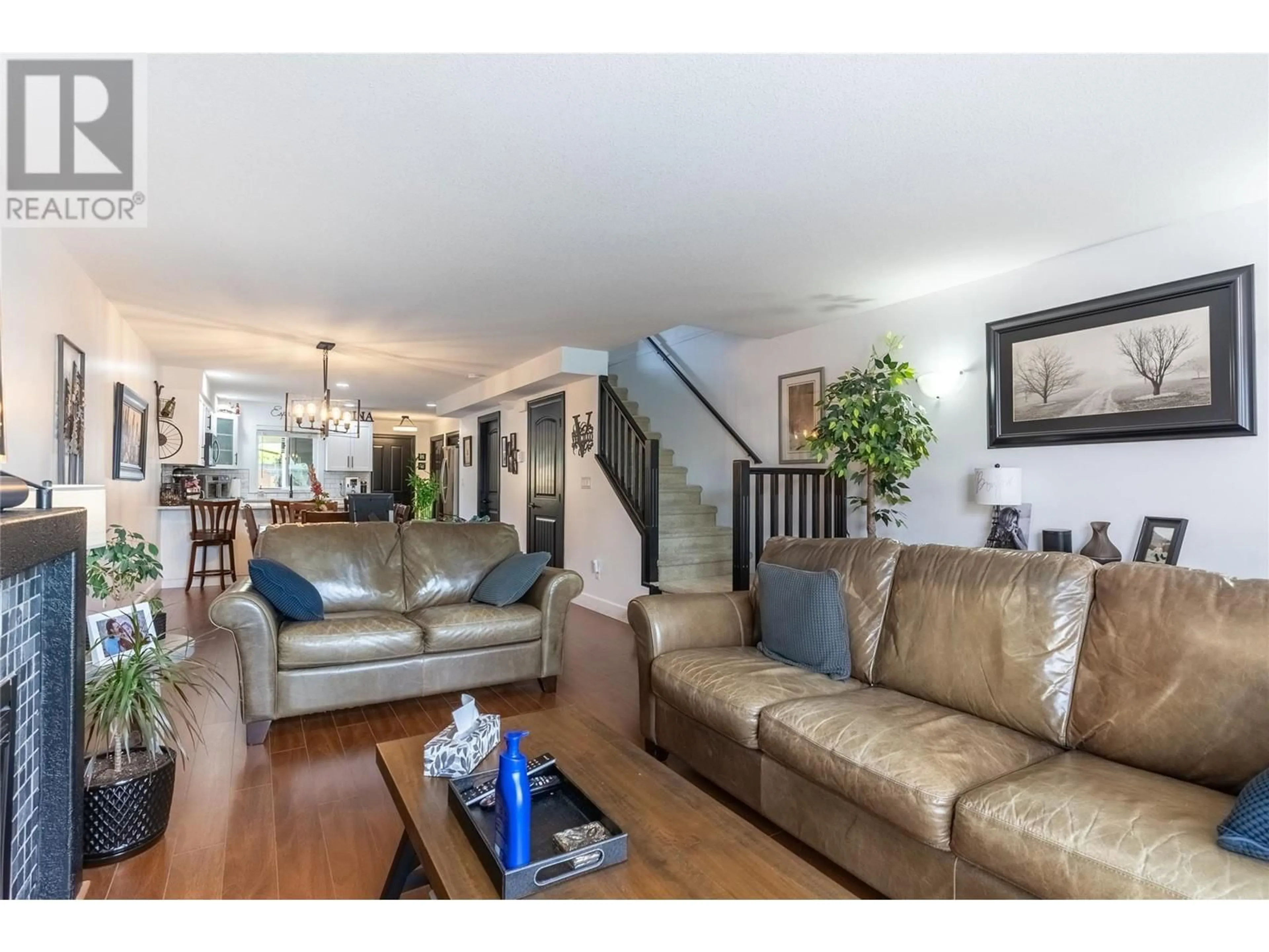 Living room with furniture, wood/laminate floor for 2 - 835 SOUTHILL STREET, Kamloops British Columbia V2B5L9