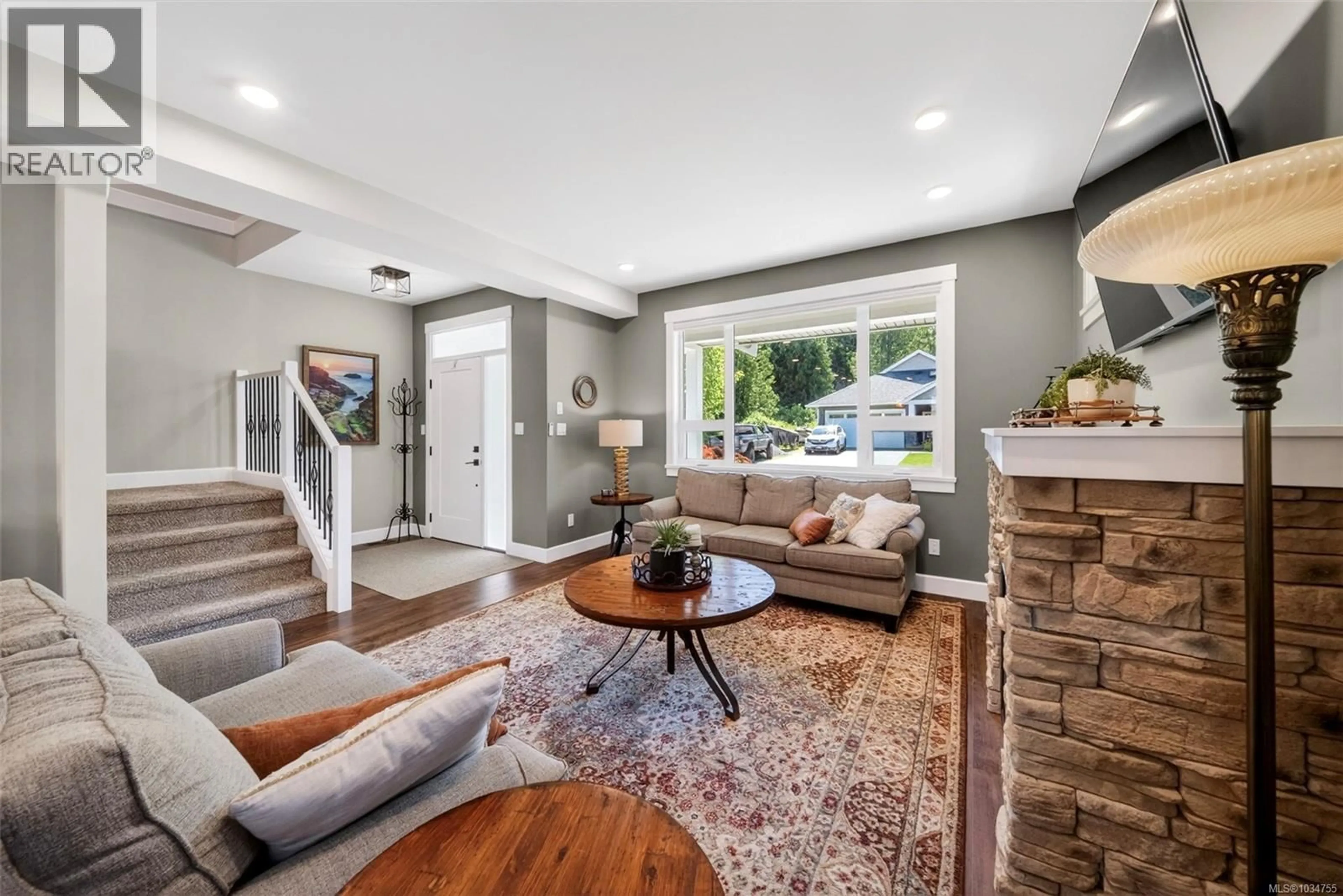Living room with furniture, unknown for 640 GIOVANDO WAY, Ladysmith British Columbia V9G1P8