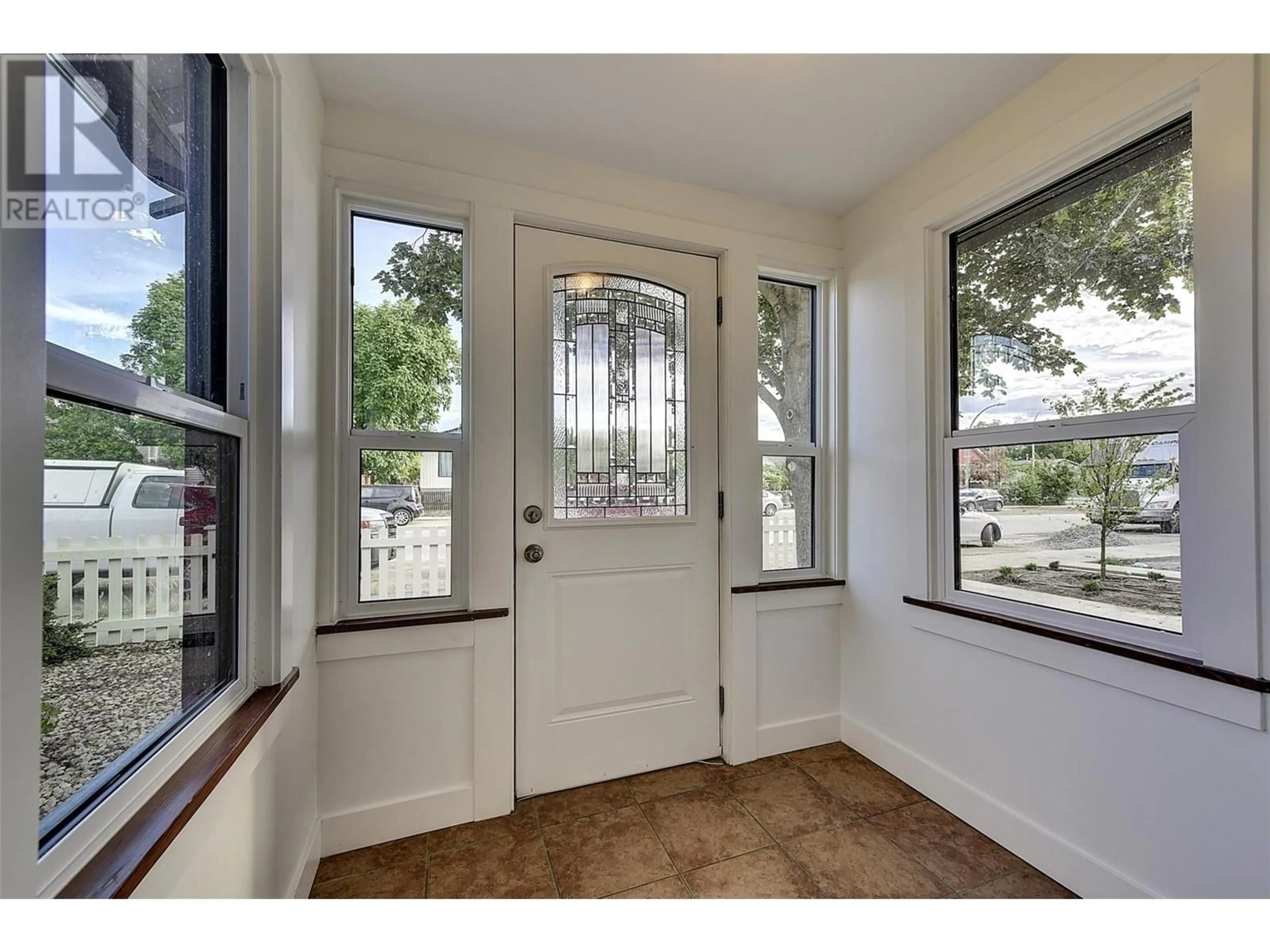 Indoor entryway for 928 FULLER AVENUE, Kelowna British Columbia V1Y6X4