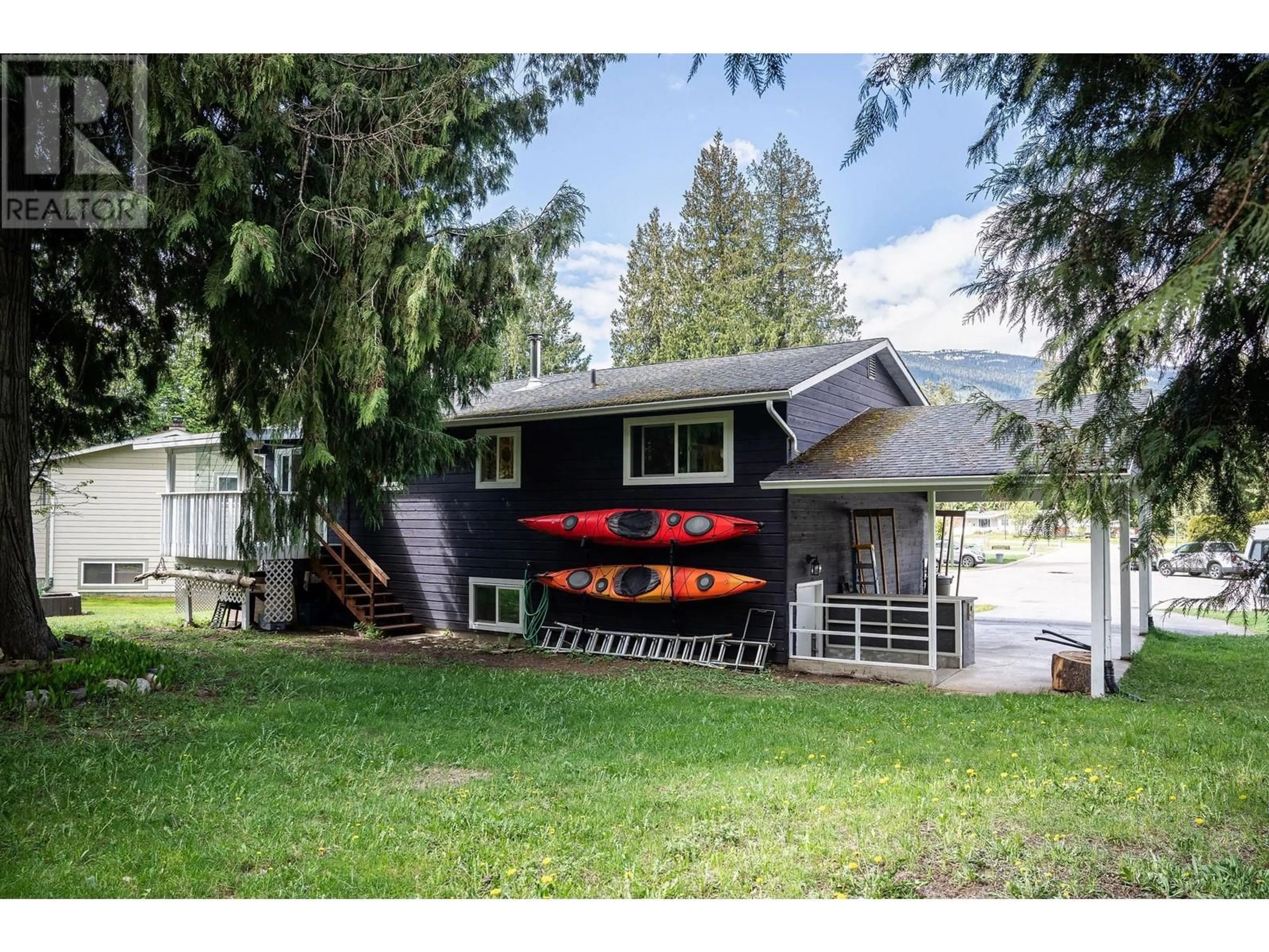 Home with vinyl exterior material, street for 1810 DALLAS ROAD, Revelstoke British Columbia V0E2S0