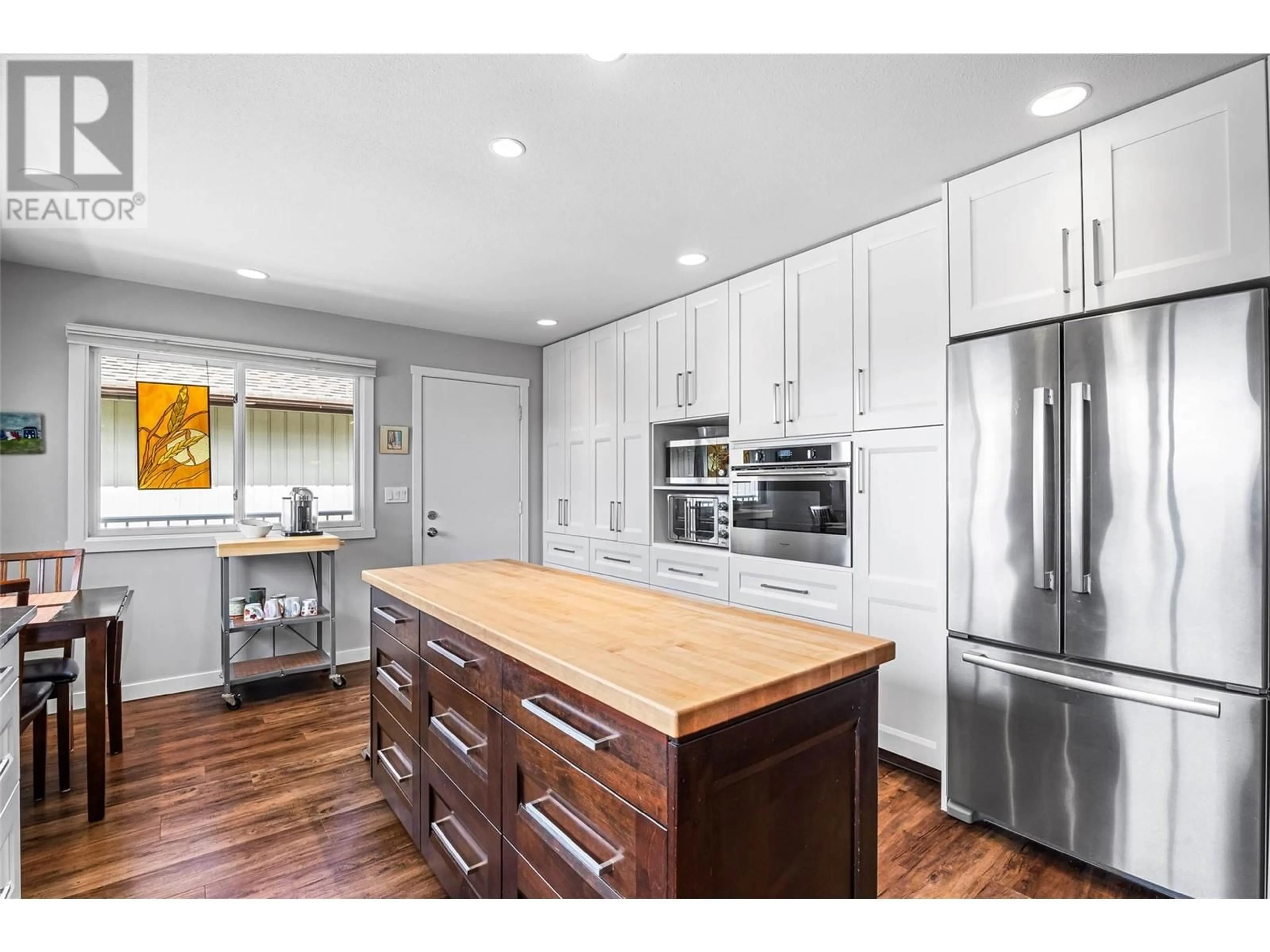Open concept kitchen, wood/laminate floor for 2091 HOLYROOD PLACE, Kamloops British Columbia V1S1E7