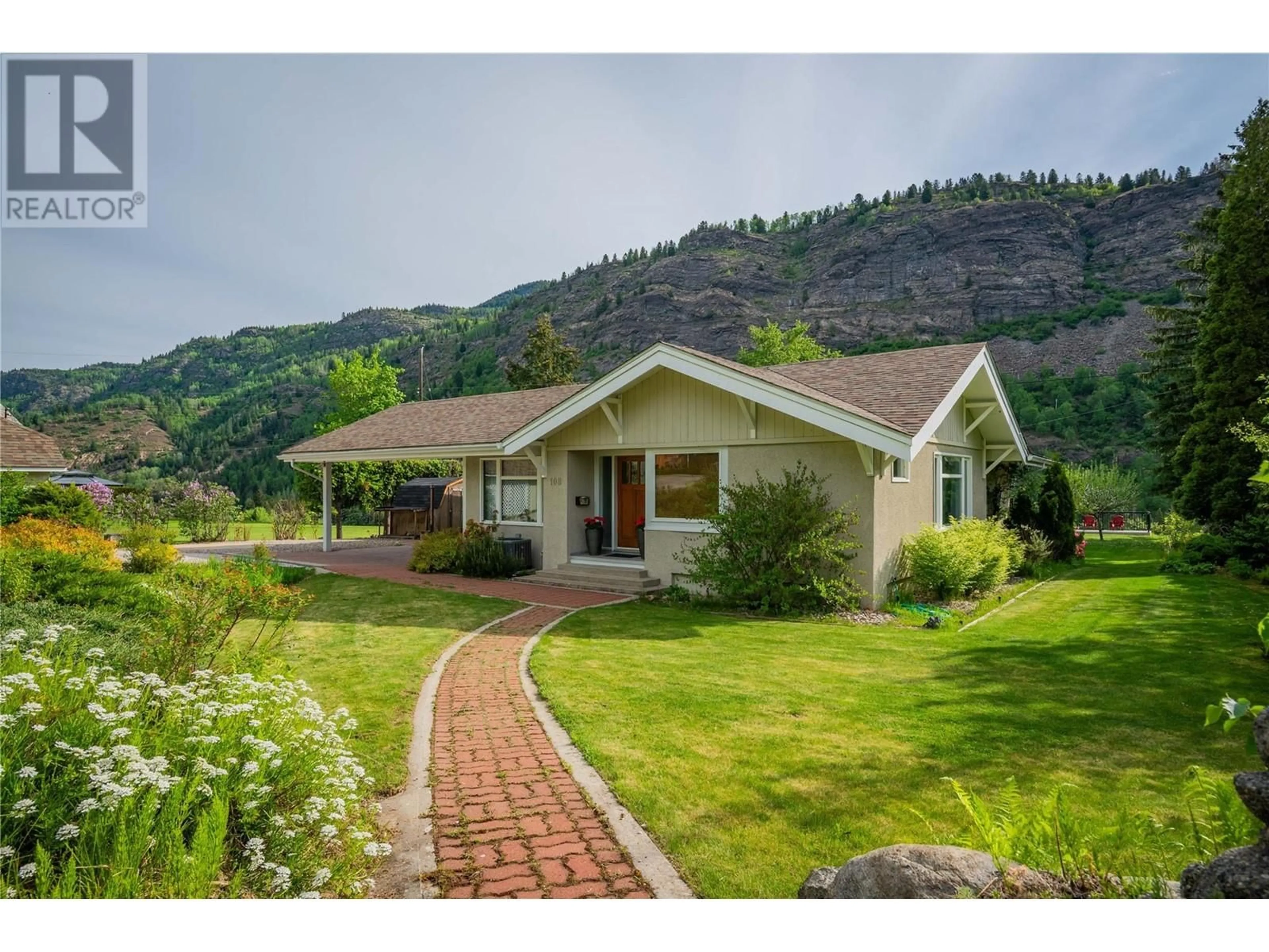 A pic from outside/outdoor area/front of a property/back of a property/a pic from drone, mountain view for 108 RITCHIE AVENUE, Trail British Columbia V1R1G9