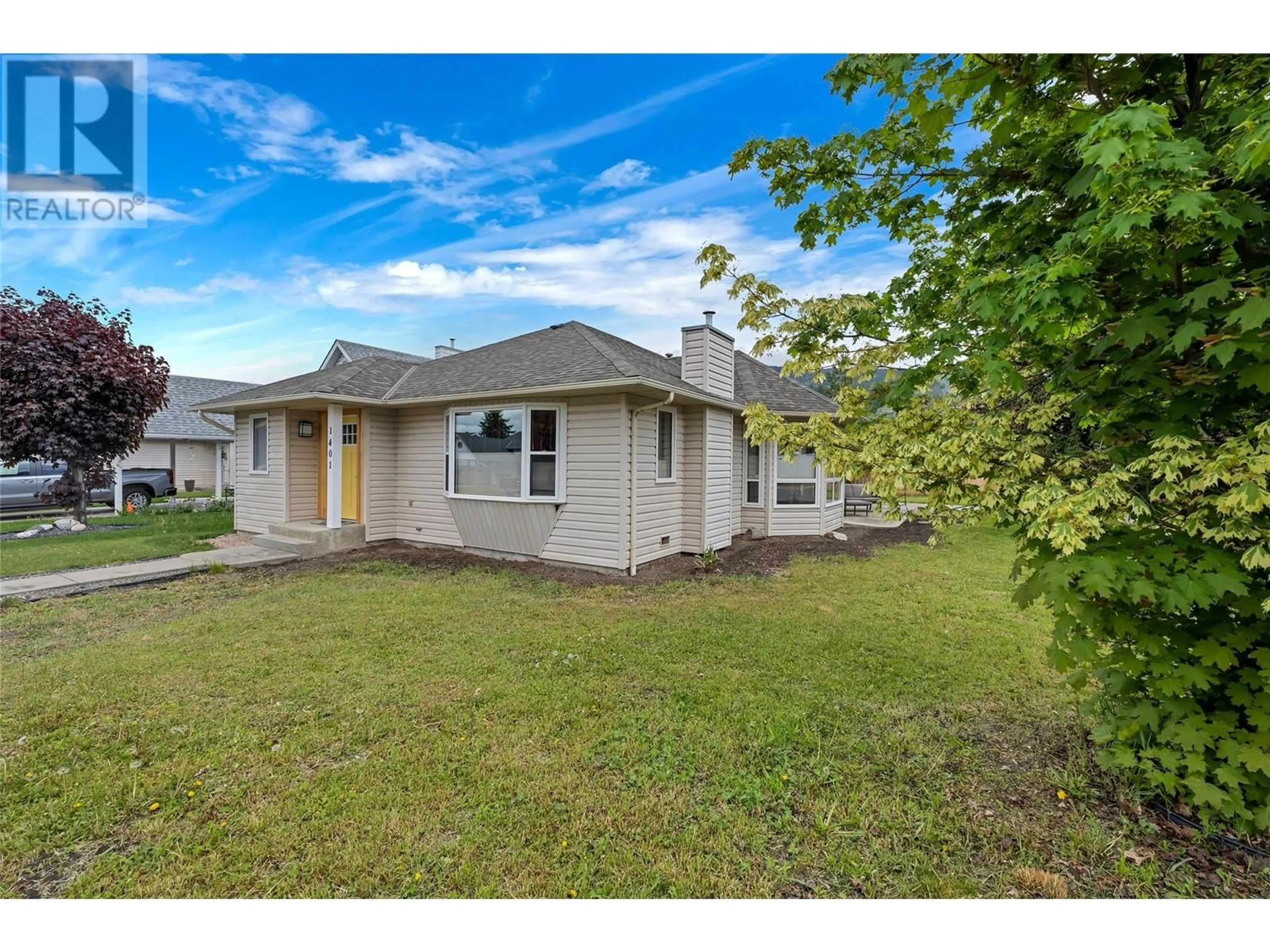 A pic from outside/outdoor area/front of a property/back of a property/a pic from drone, street for 1401 12 STREET, Vernon British Columbia V1B2S6