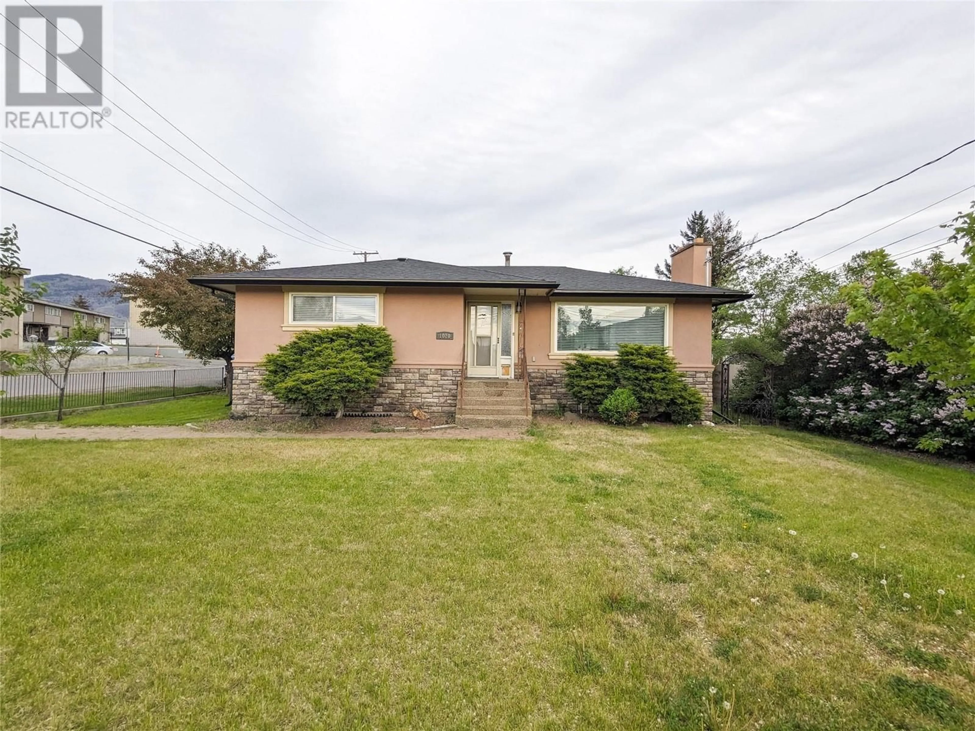 A pic from outside/outdoor area/front of a property/back of a property/a pic from drone, street for 1020 13TH STREET, Kamloops British Columbia V2B3C9