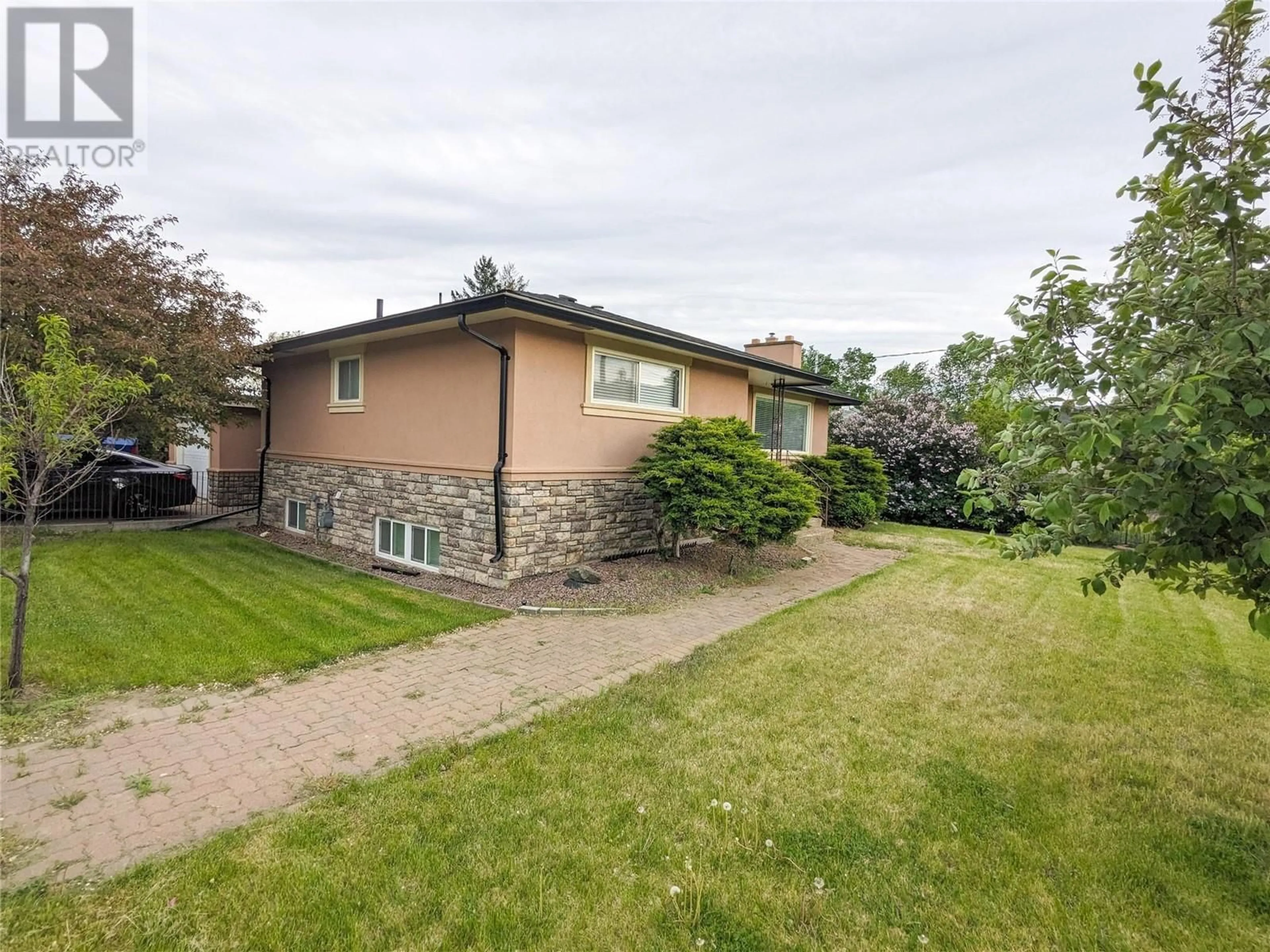A pic from outside/outdoor area/front of a property/back of a property/a pic from drone, street for 1020 13TH STREET, Kamloops British Columbia V2B3C9