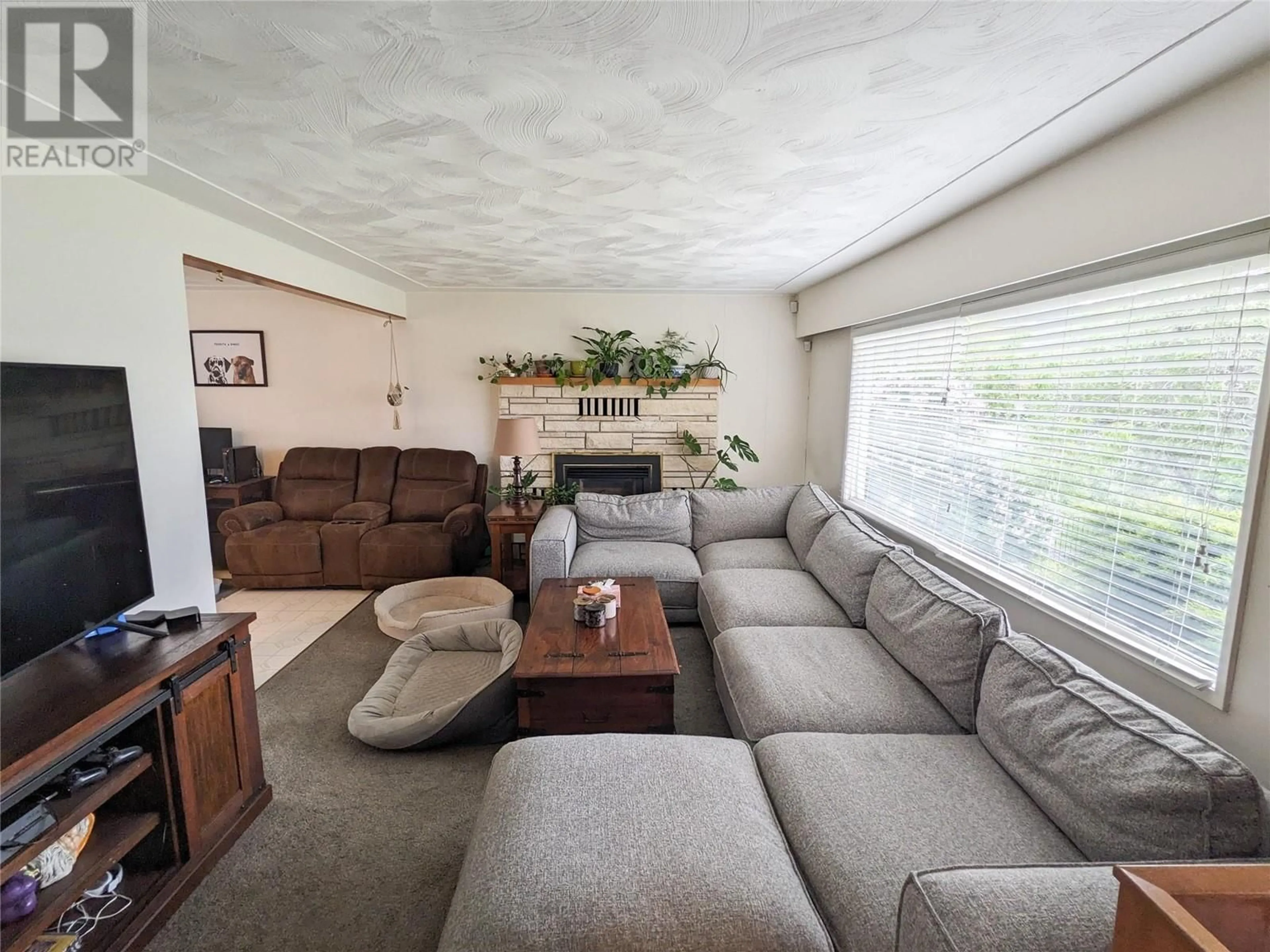 Living room with furniture, unknown for 1020 13TH STREET, Kamloops British Columbia V2B3C9