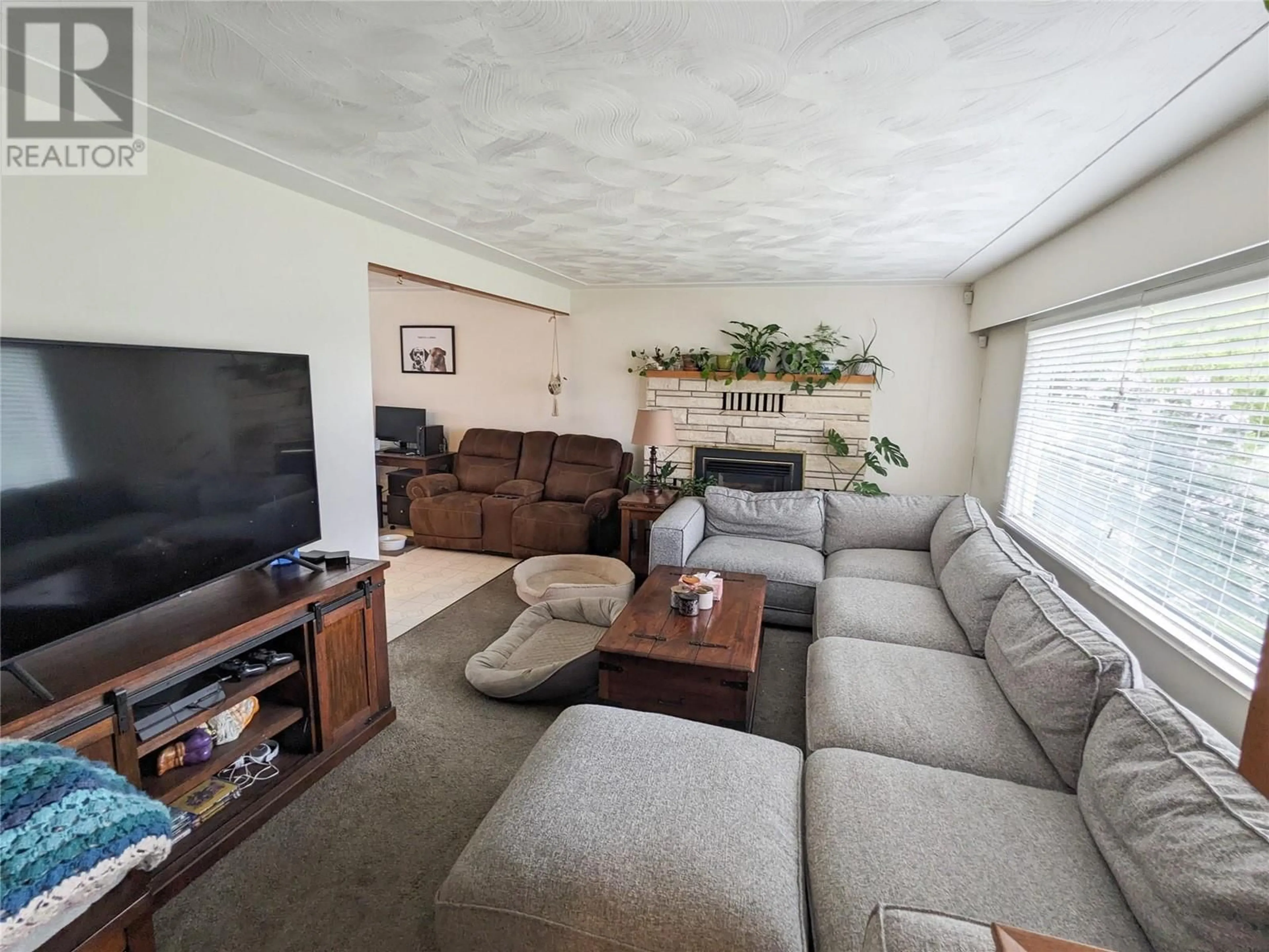 Living room with furniture, unknown for 1020 13TH STREET, Kamloops British Columbia V2B3C9