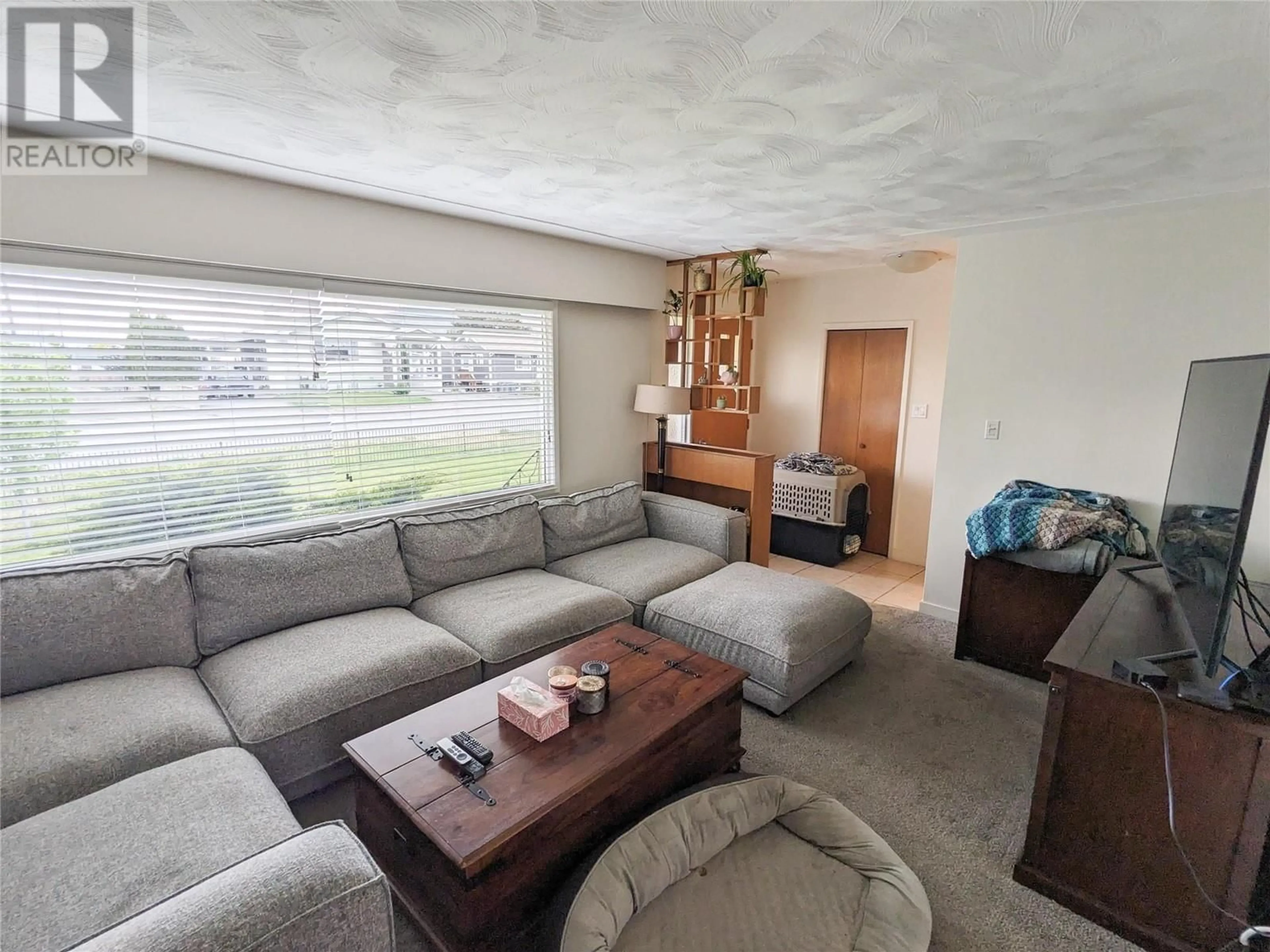 Living room with furniture, unknown for 1020 13TH STREET, Kamloops British Columbia V2B3C9