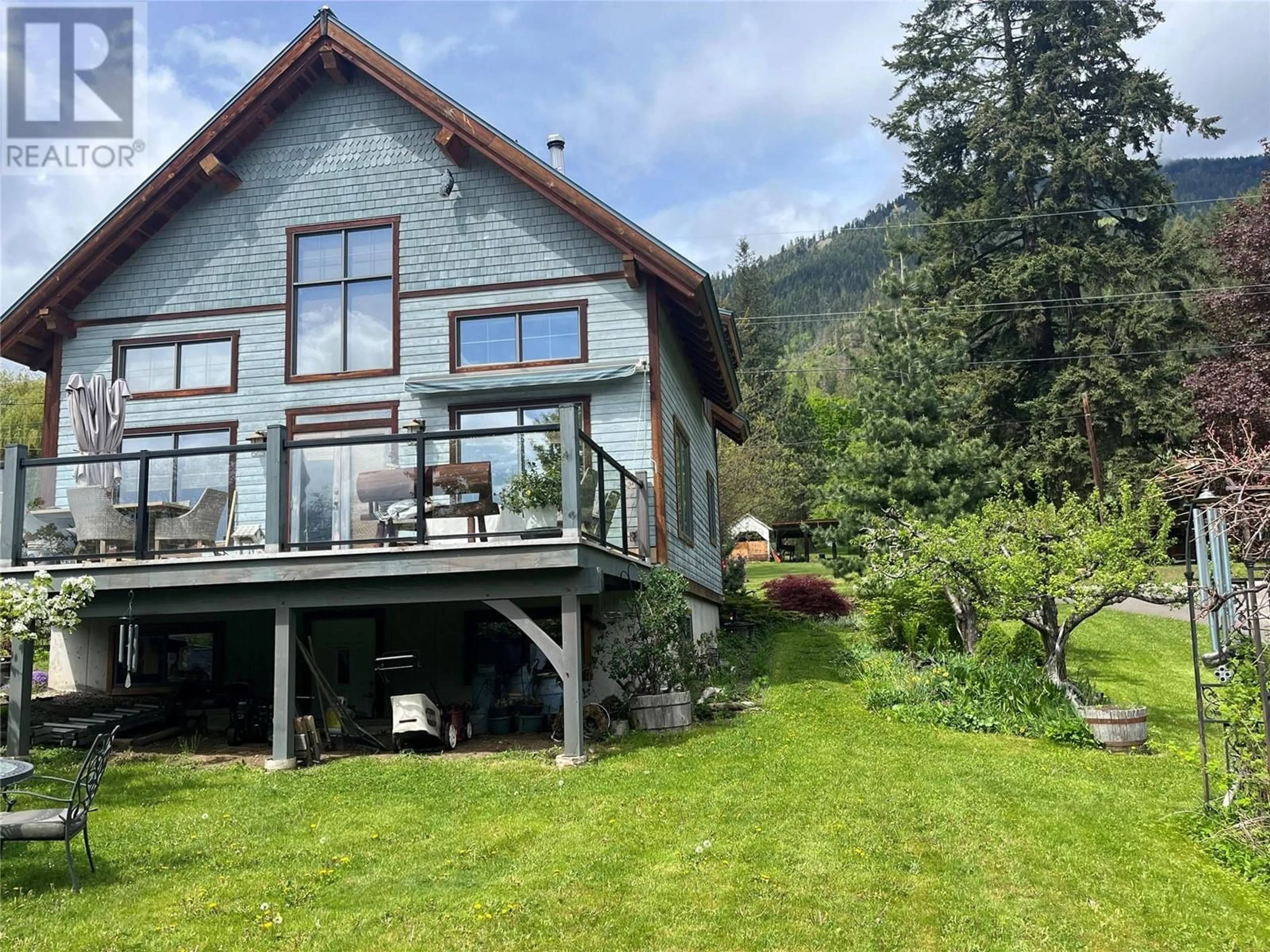 A pic from outside/outdoor area/front of a property/back of a property/a pic from drone, unknown for 130 8TH STREET NORTH, Kaslo British Columbia V0G1M0