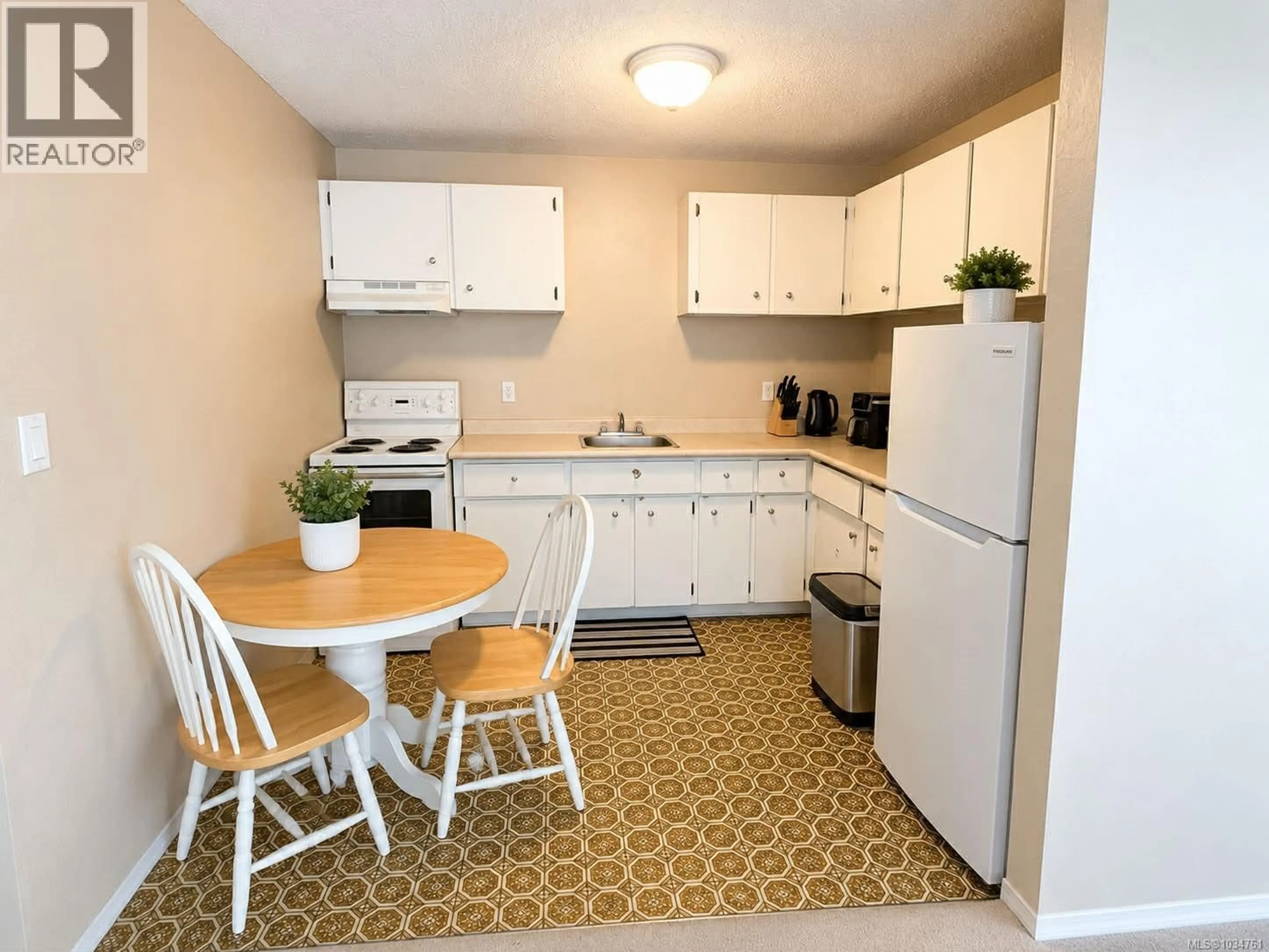 Standard kitchen, unknown for 311 - 322 BIRCH STREET, Campbell River British Columbia V9W2S6