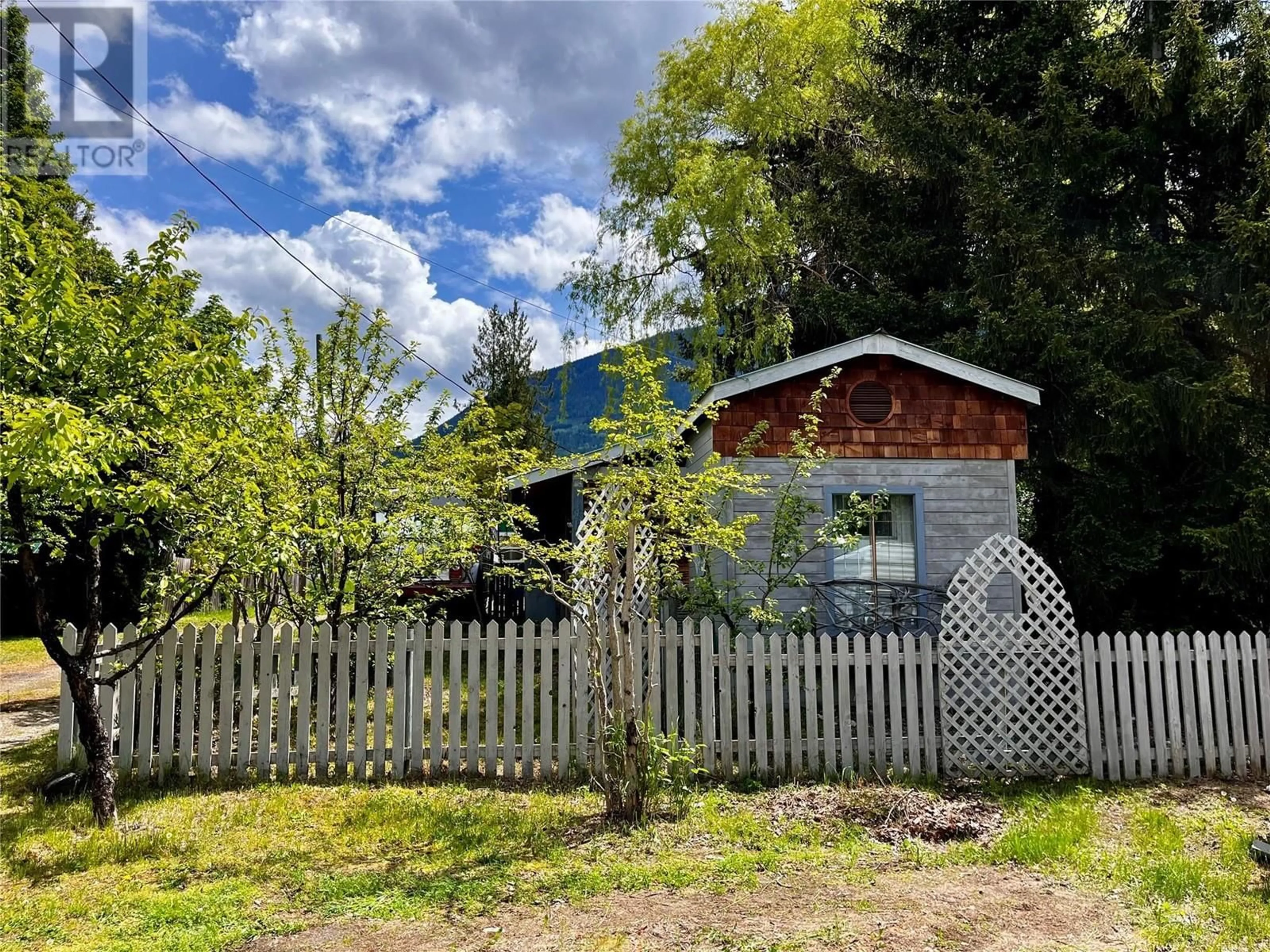 A pic from outside/outdoor area/front of a property/back of a property/a pic from drone, building for 814 JOSEPHINE STREET, New Denver British Columbia V0G1S0