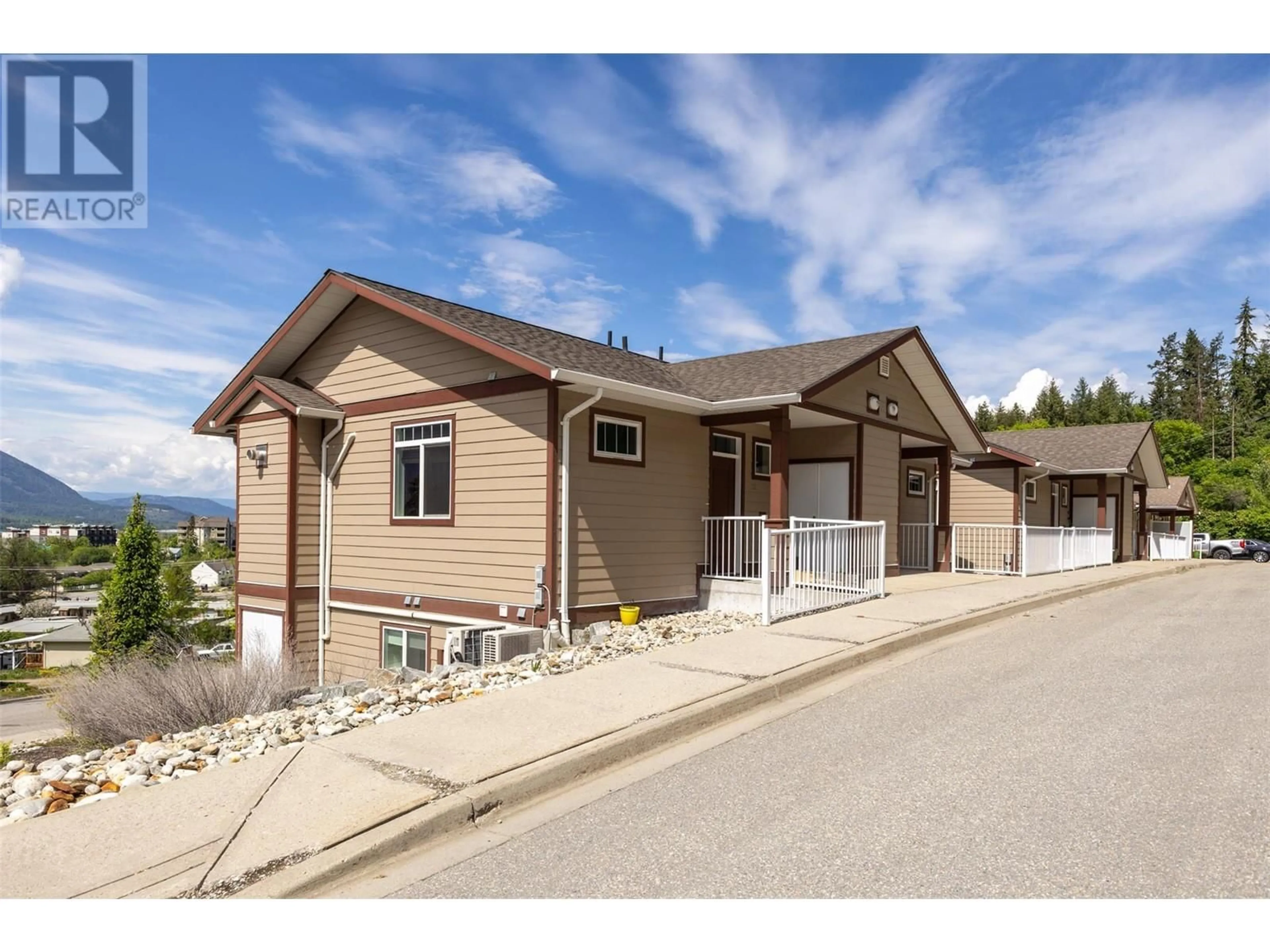 Home with vinyl exterior material, mountain view for 32 - 1070 1 STREET SOUTHEAST, Salmon Arm British Columbia V1E0B6