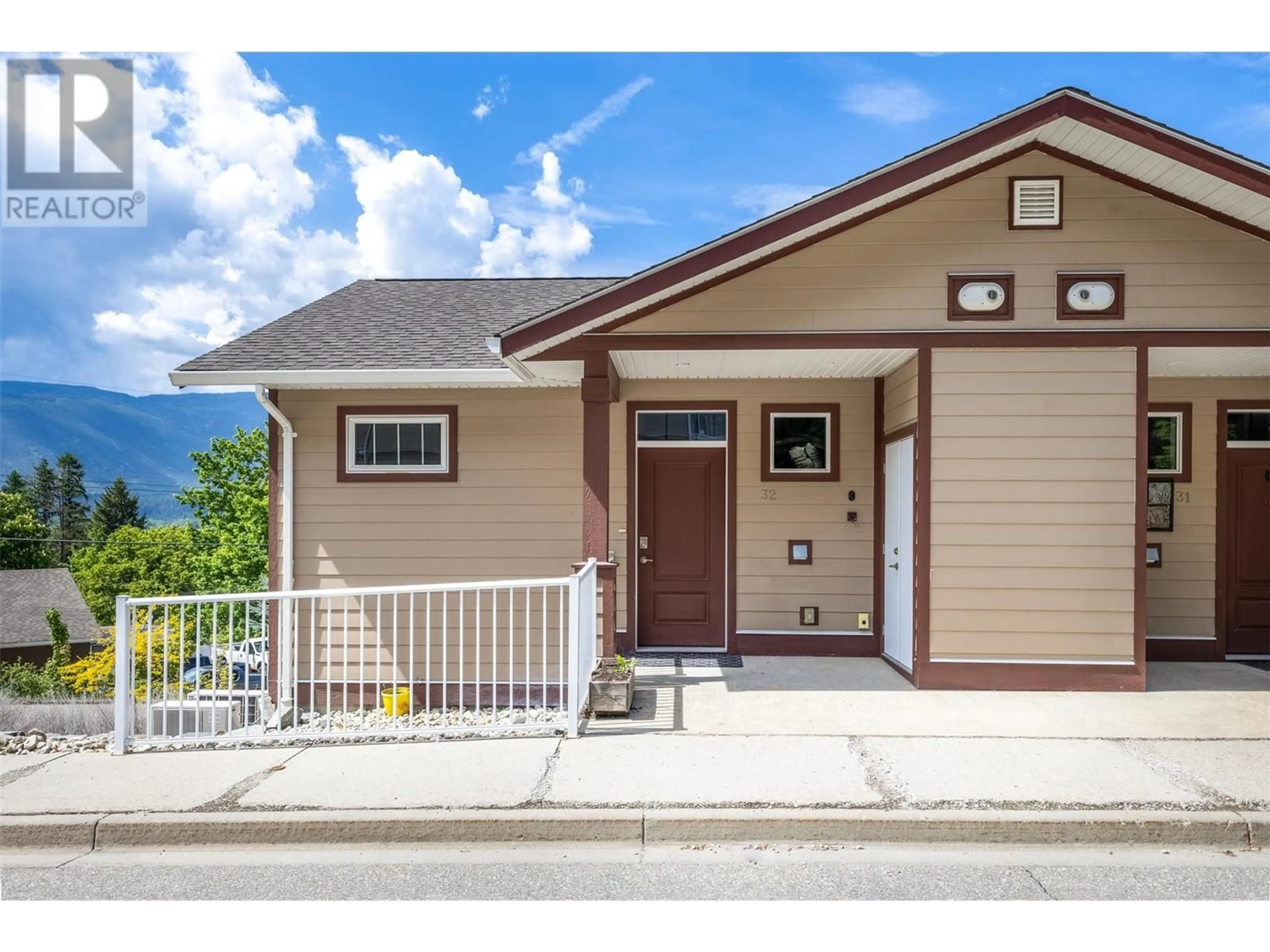 Home with vinyl exterior material, street for 32 - 1070 1 STREET SOUTHEAST, Salmon Arm British Columbia V1E0B6