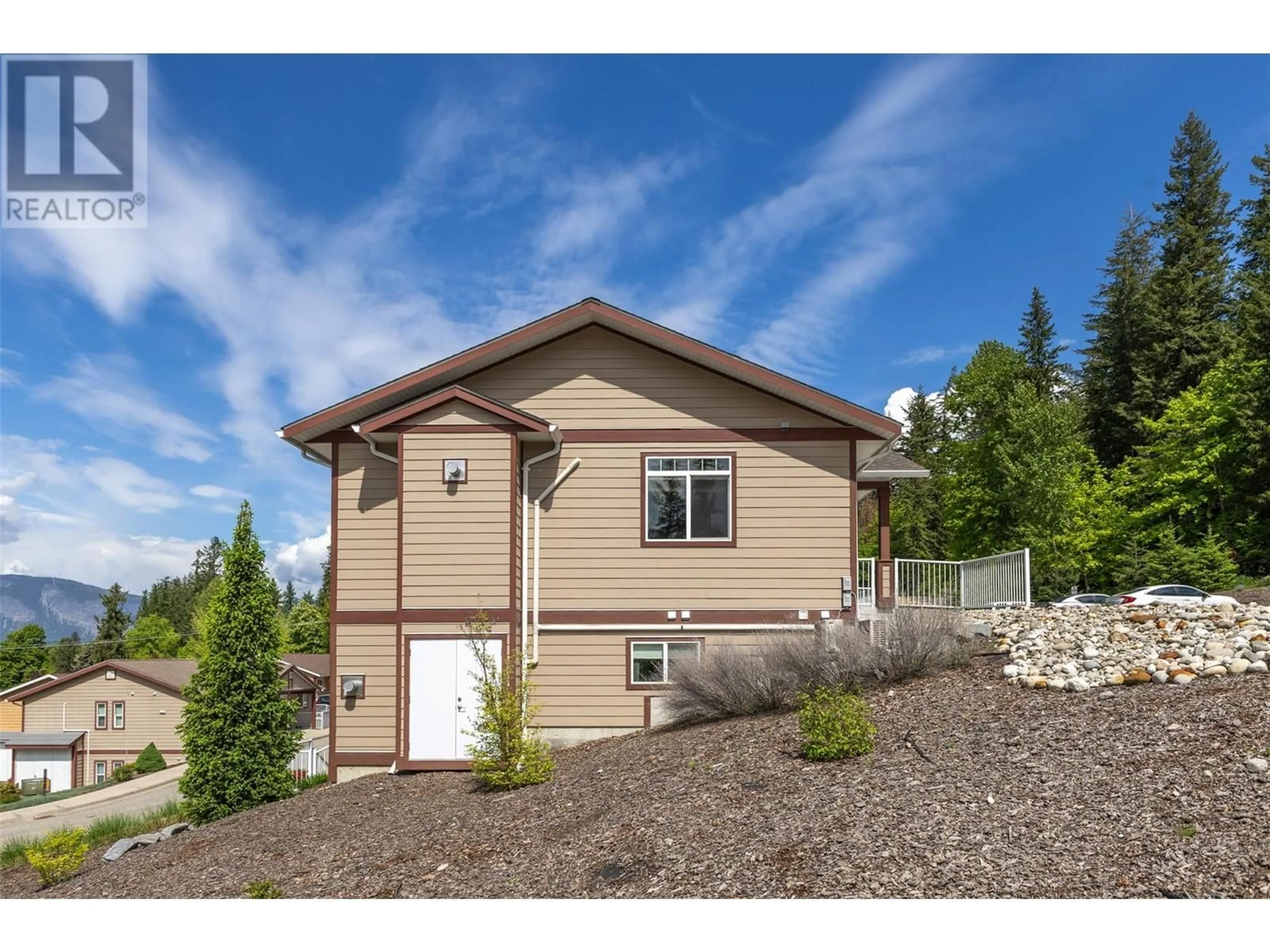 Home with vinyl exterior material, mountain view for 32 - 1070 1 STREET SOUTHEAST, Salmon Arm British Columbia V1E0B6