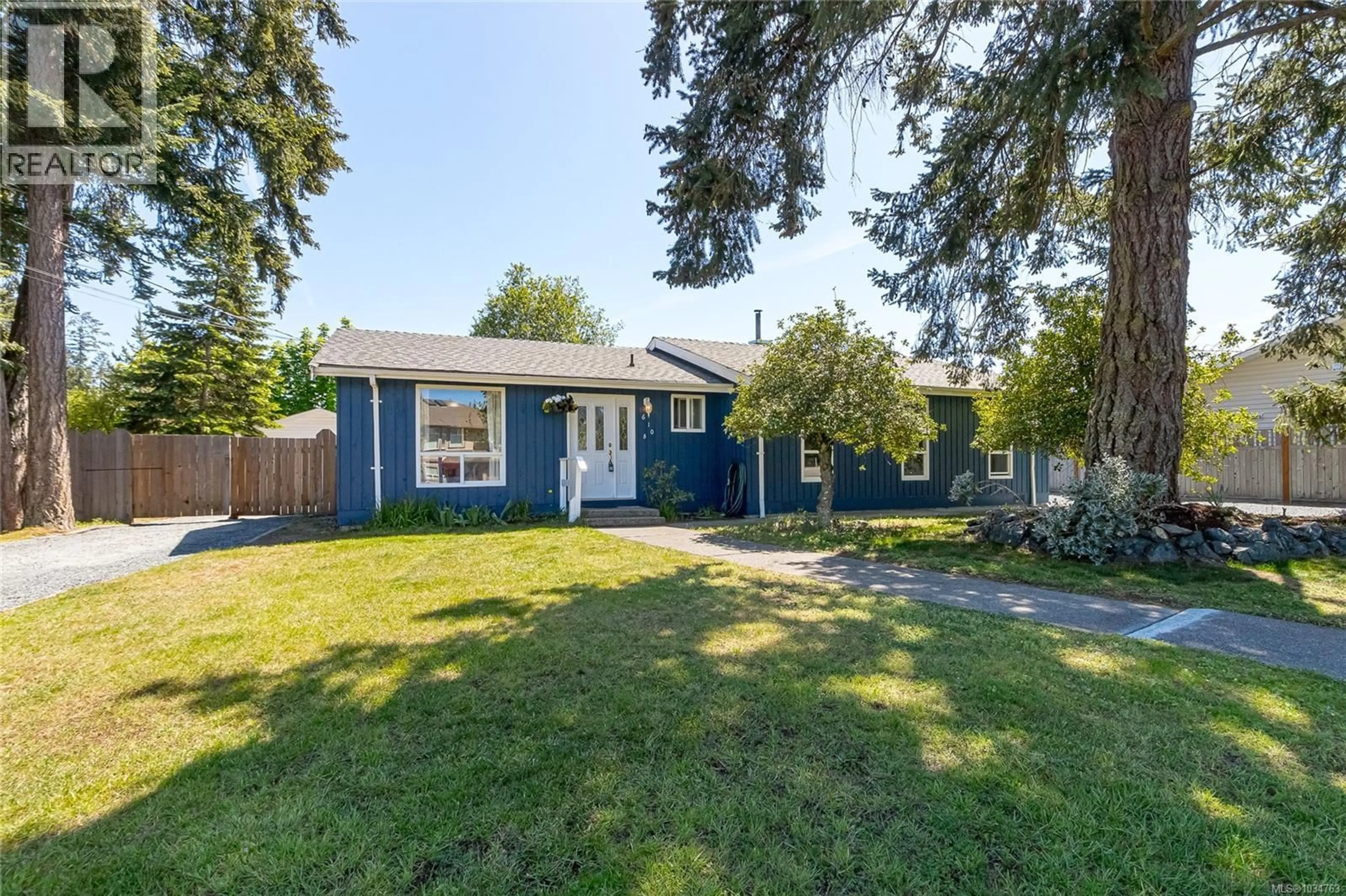 A pic from outside/outdoor area/front of a property/back of a property/a pic from drone, street for 610 CHINOOK AVENUE, Parksville British Columbia V9P1A5