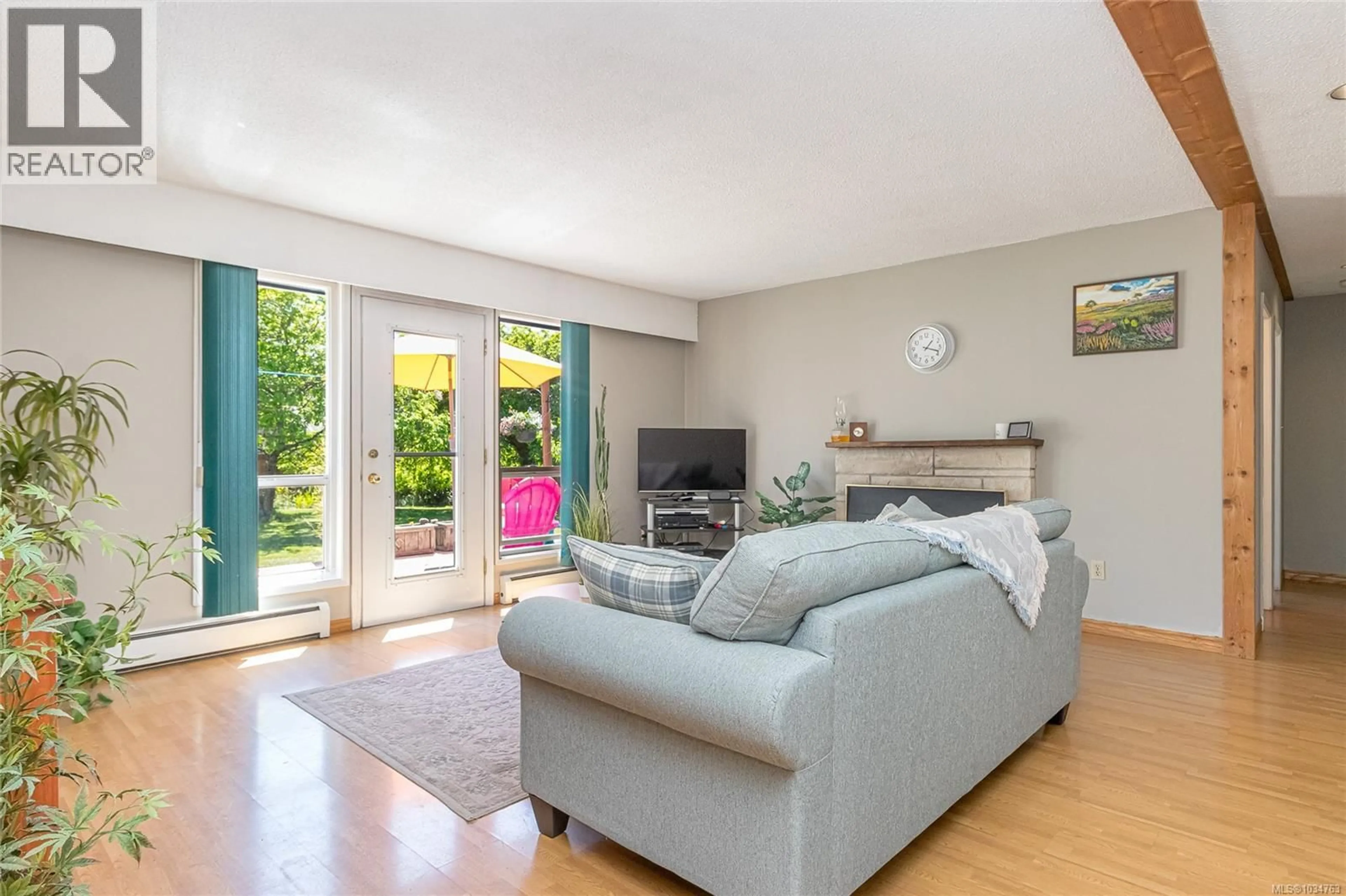 Living room with furniture, unknown for 610 CHINOOK AVENUE, Parksville British Columbia V9P1A5