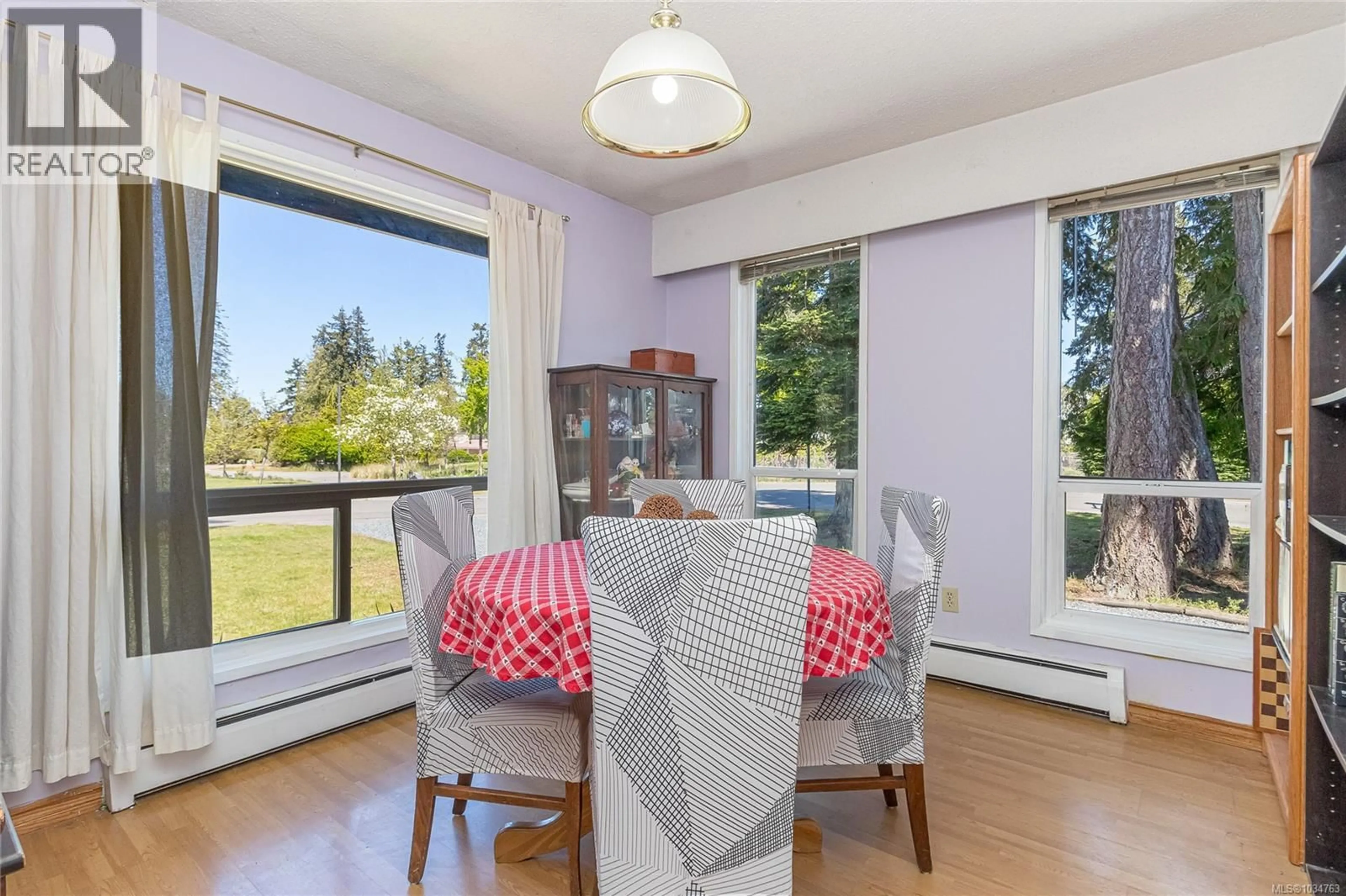 Dining room, wood/laminate floor for 610 CHINOOK AVENUE, Parksville British Columbia V9P1A5
