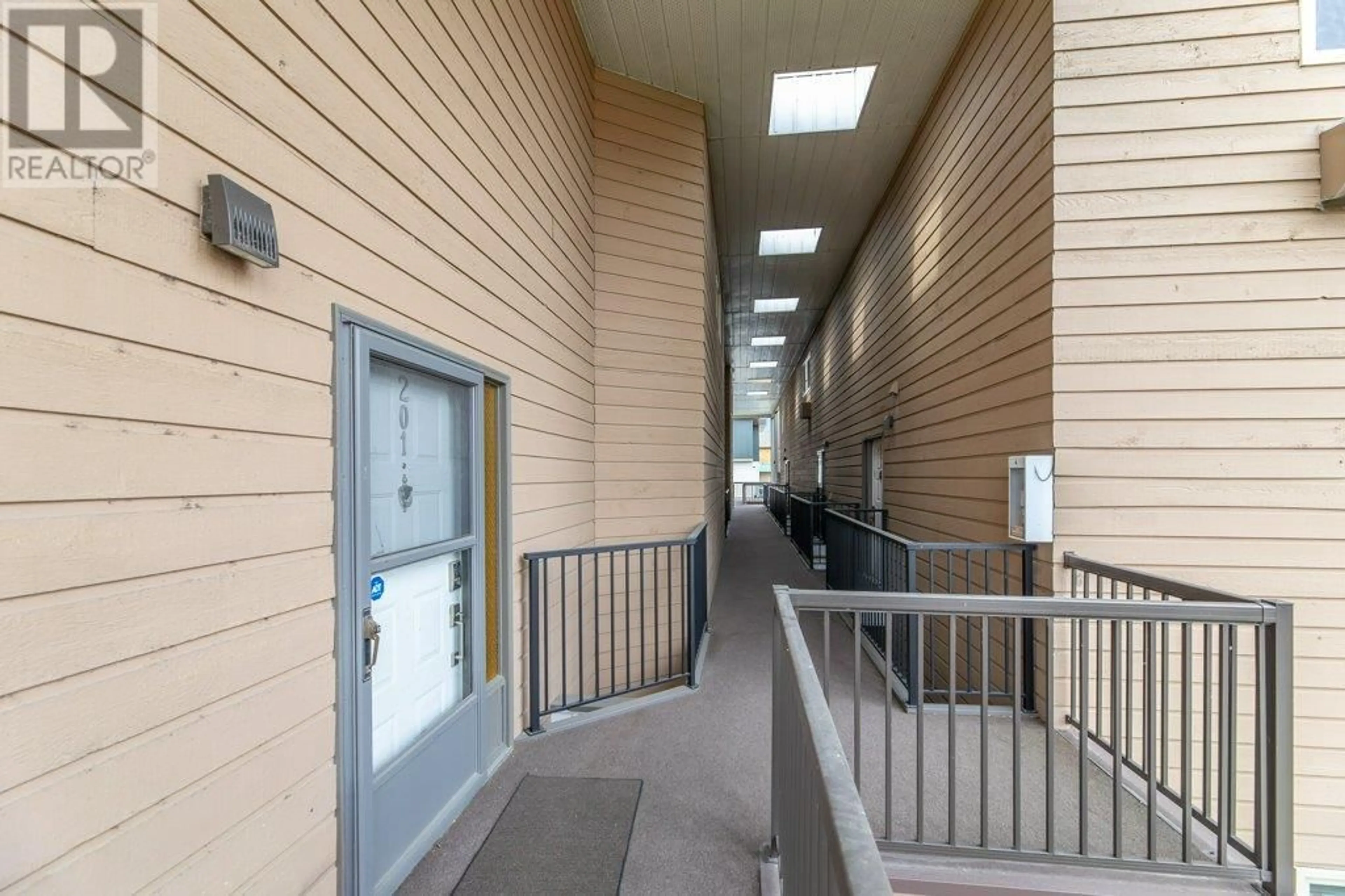 Indoor foyer for 201 - 335 CHURCHILL AVENUE, Penticton British Columbia V2A1C9