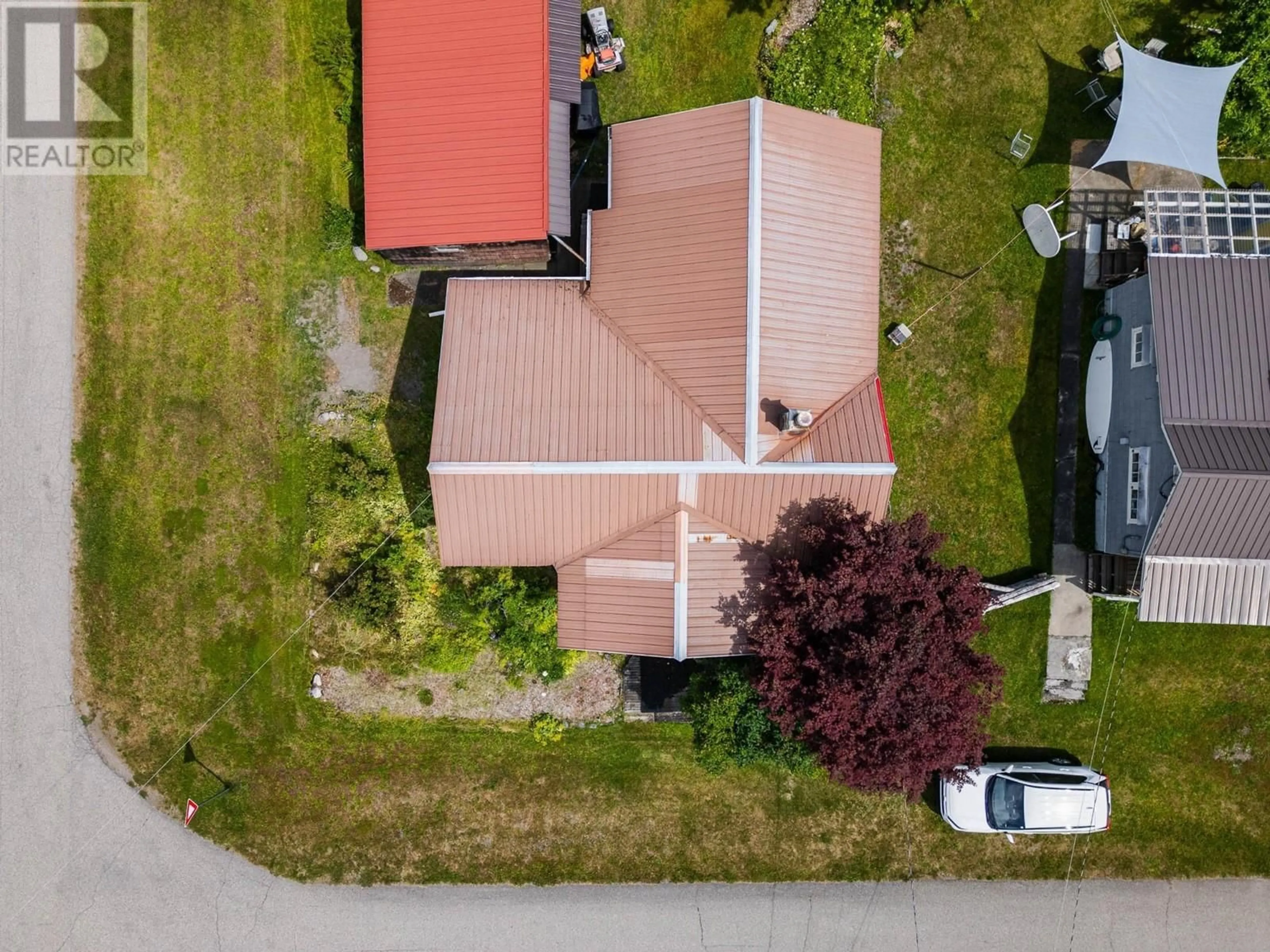 A pic from outside/outdoor area/front of a property/back of a property/a pic from drone, street for 112 JOSEPHINE STREET, New Denver British Columbia V0G1S0