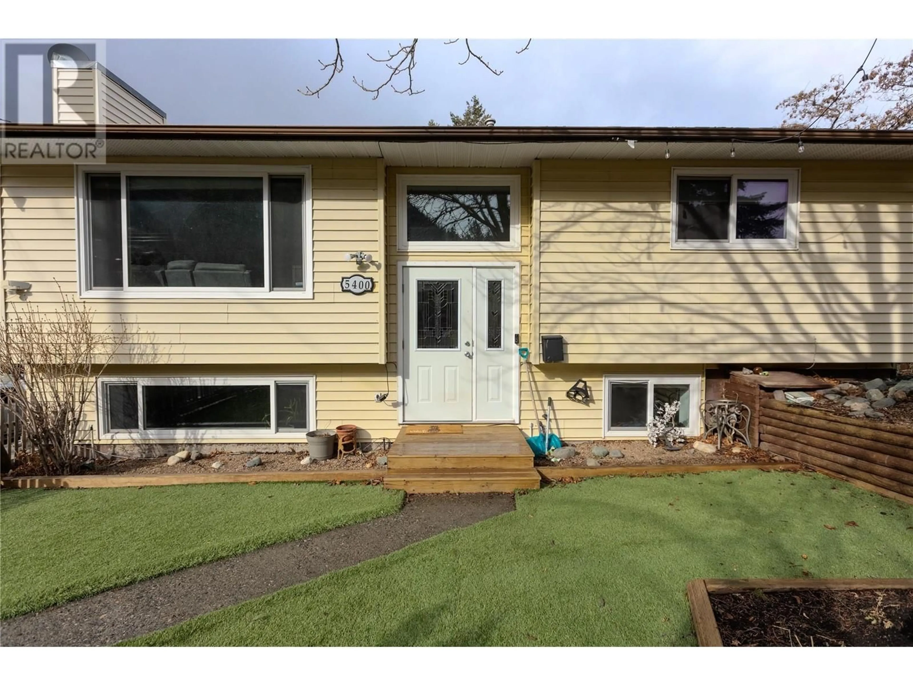 Home with vinyl exterior material, street for 5400 MORRIS PLACE, Kamloops British Columbia V2C5S3