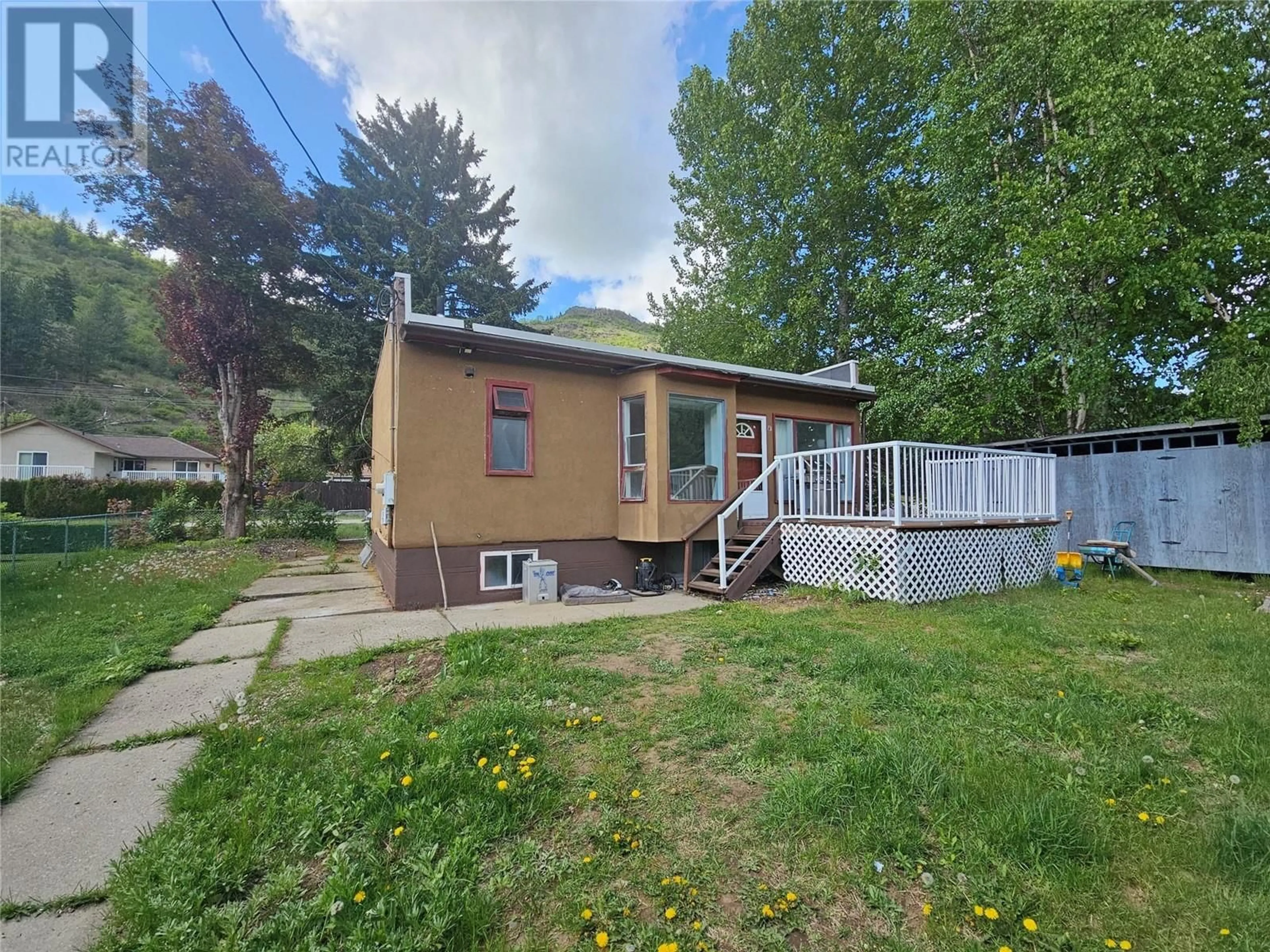 A pic from outside/outdoor area/front of a property/back of a property/a pic from drone, street for 430 9TH AVENUE, Montrose British Columbia V0G1P0