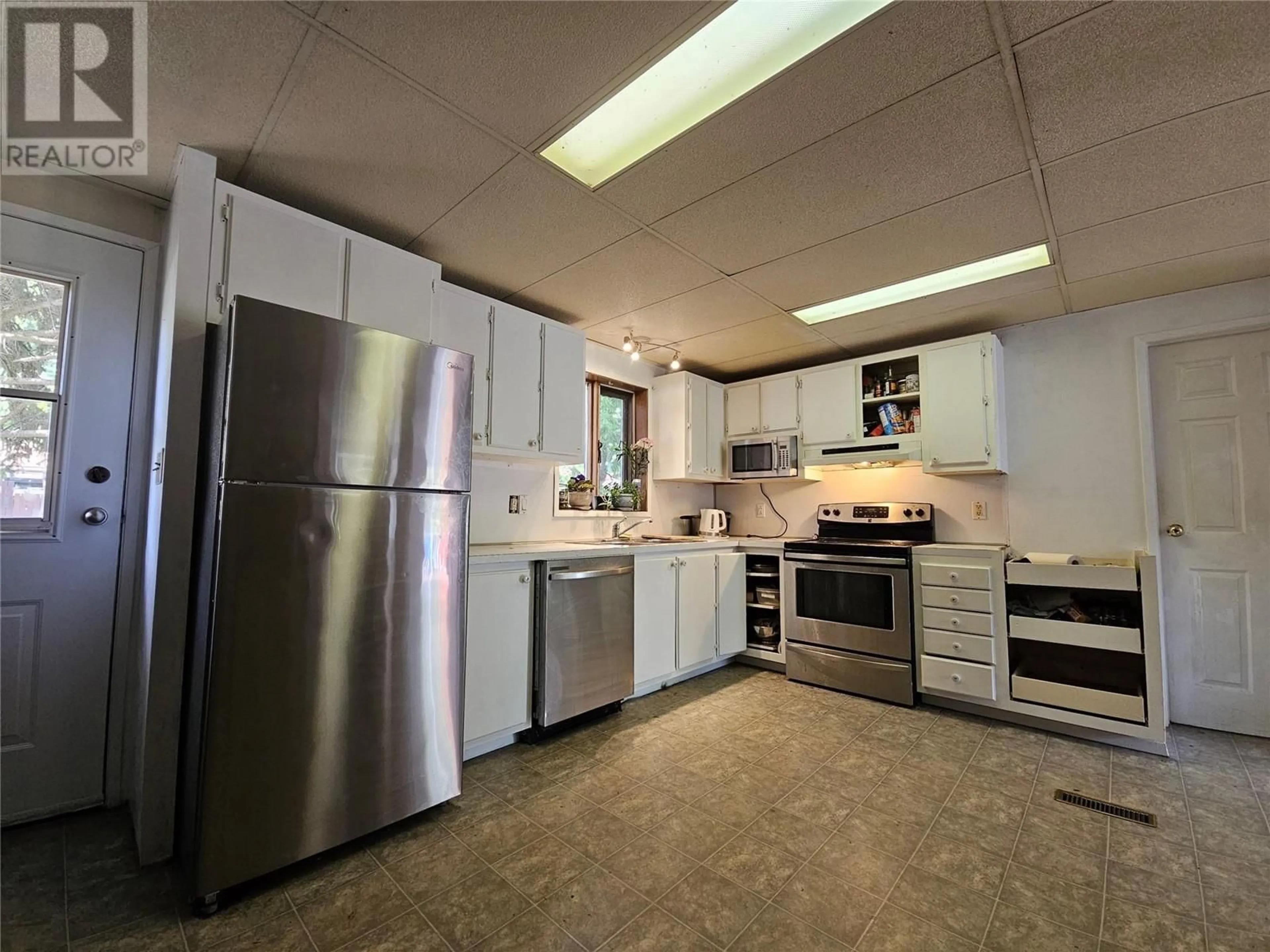 Standard kitchen, ceramic/tile floor for 430 9TH AVENUE, Montrose British Columbia V0G1P0