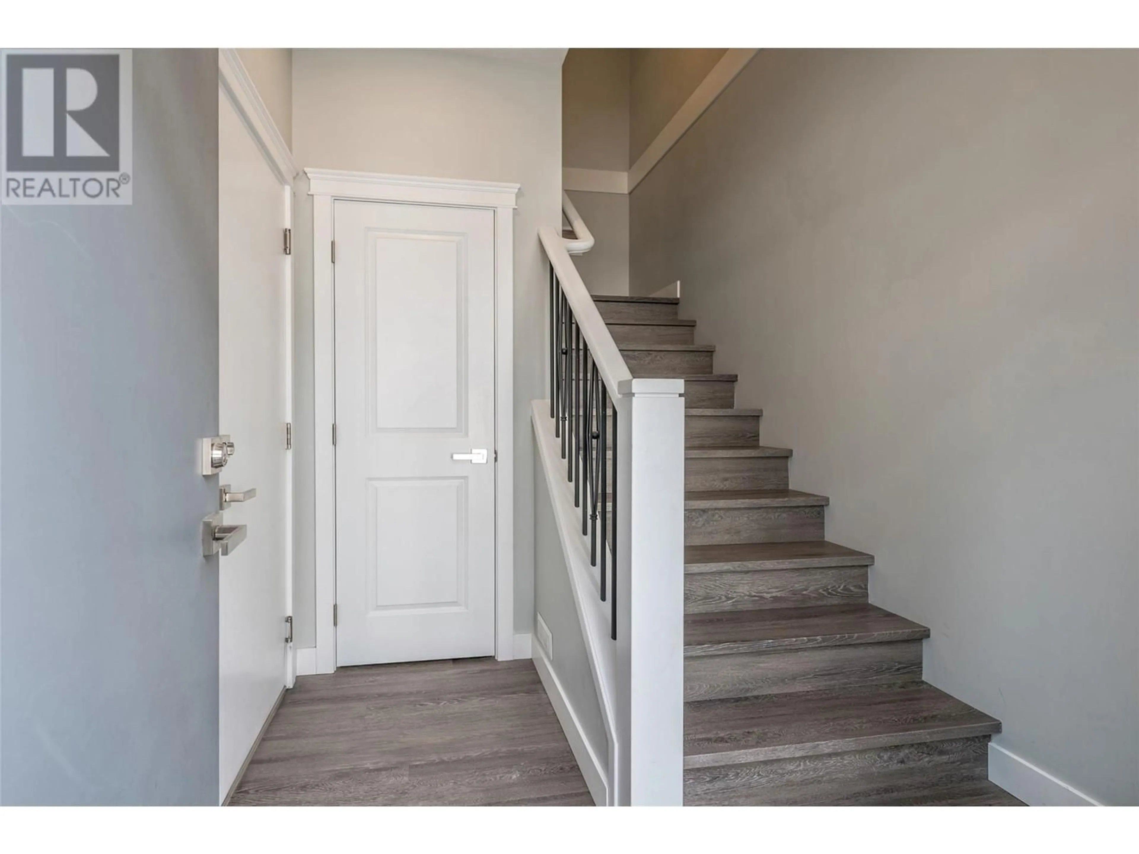 Indoor entryway for 8 - 4602 20 STREET, Vernon British Columbia V1T4E5