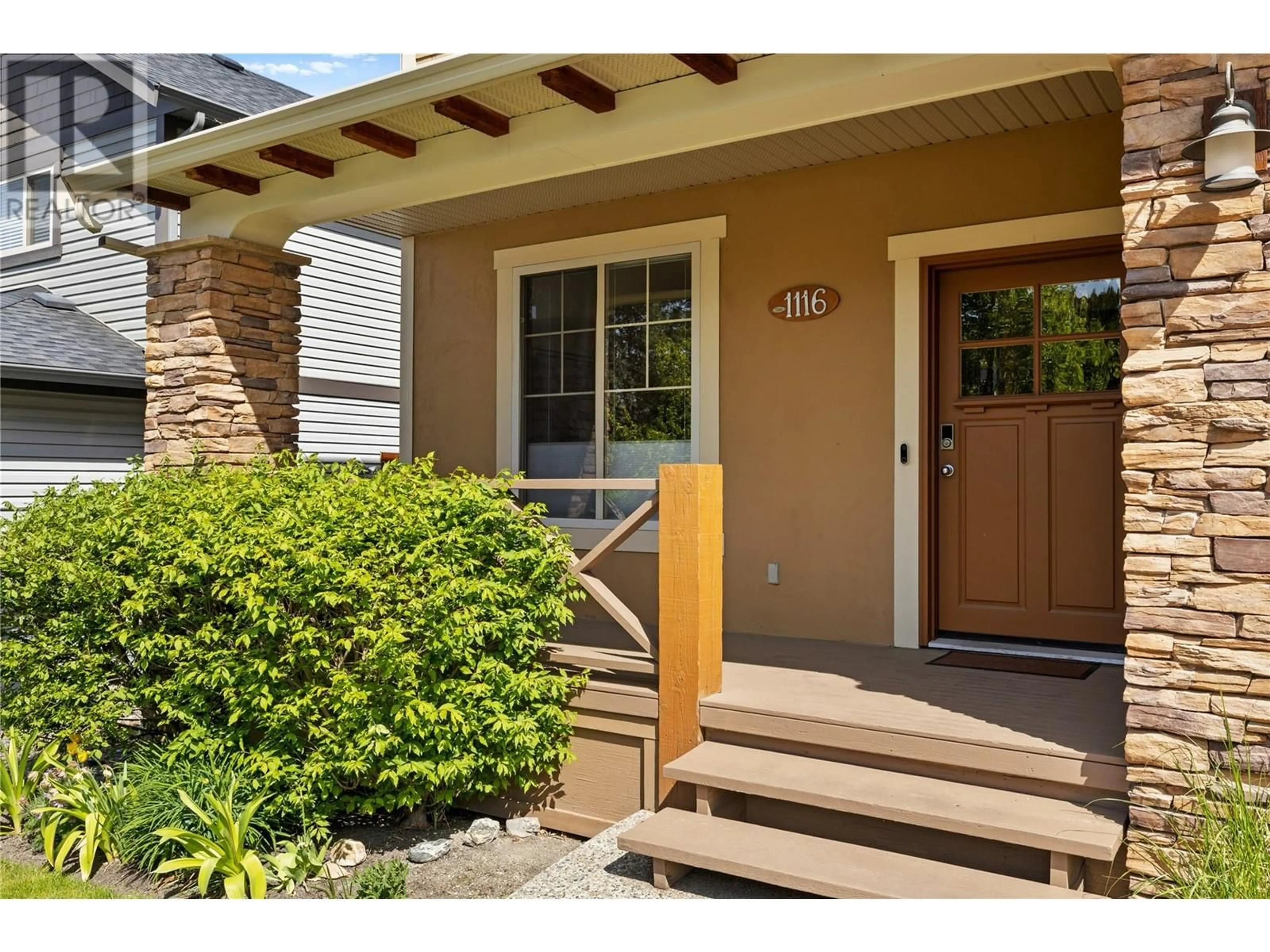 Indoor entryway for 1116 PARET CRESCENT, Kelowna British Columbia V1W4X8