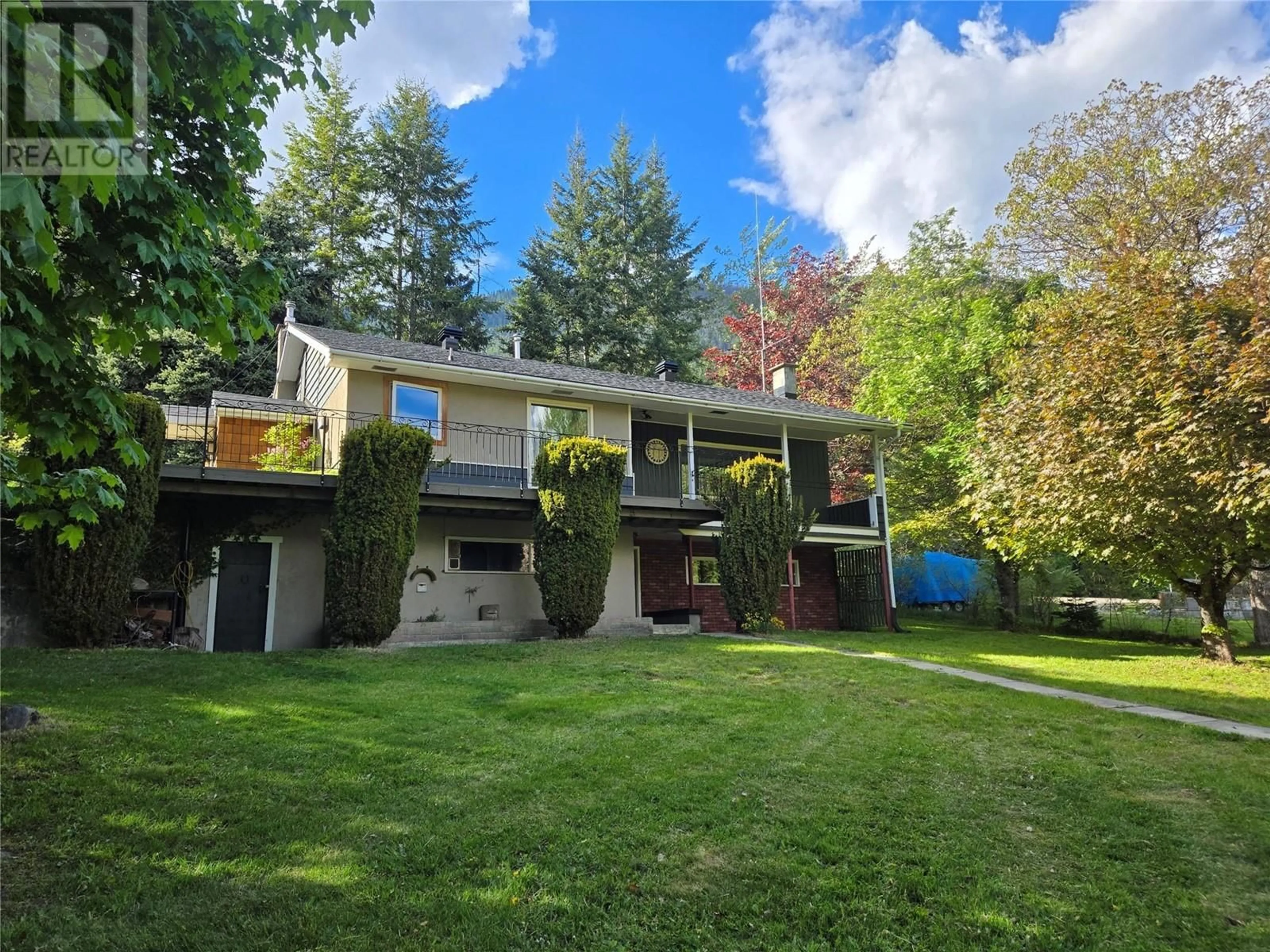 A pic from outside/outdoor area/front of a property/back of a property/a pic from drone, street for 4078 3A HIGHWAY, Nelson British Columbia V1L6N5