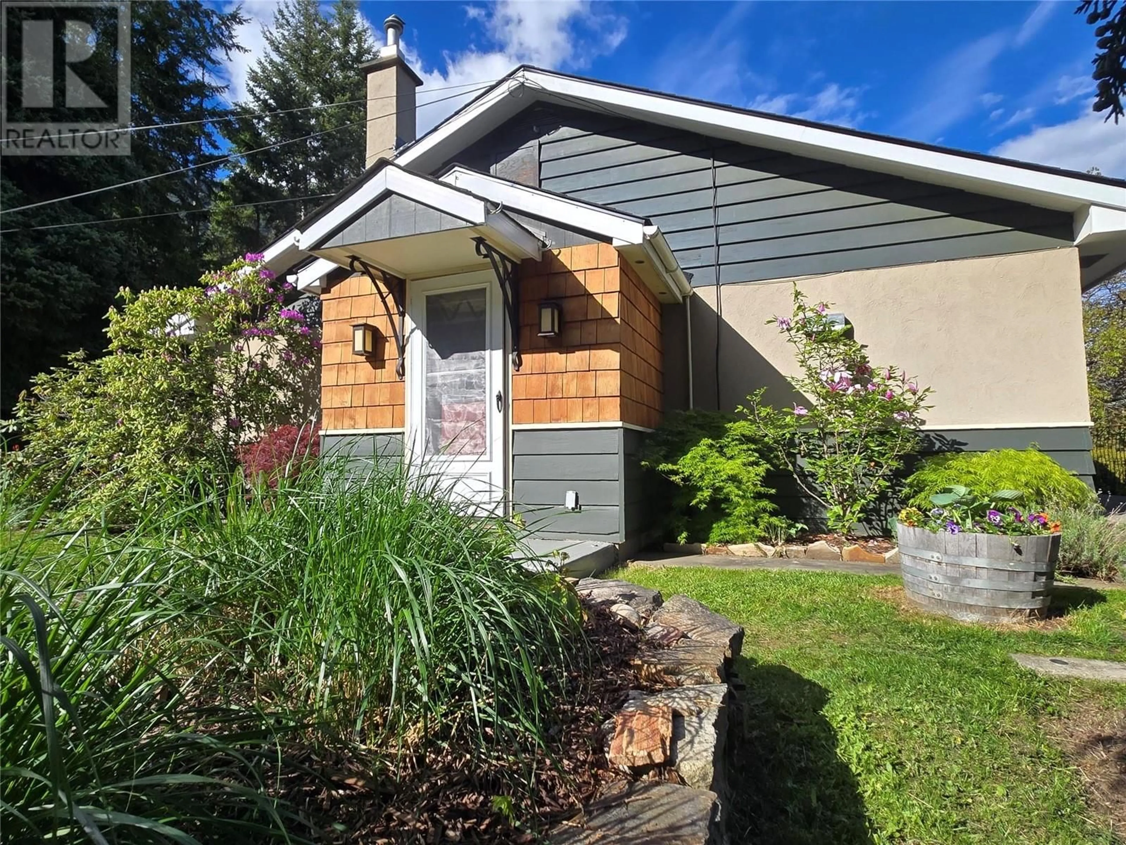 Home with vinyl exterior material, street for 4078 3A HIGHWAY, Nelson British Columbia V1L6N5