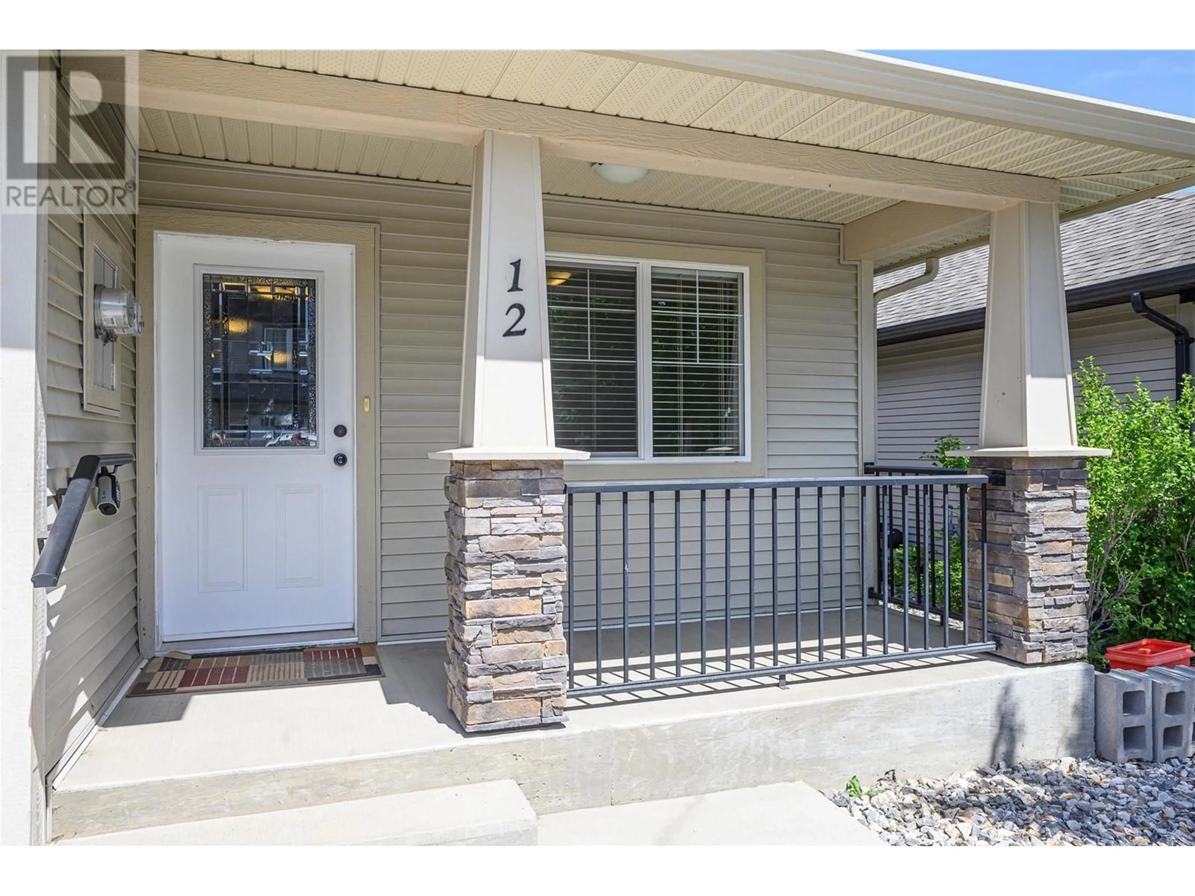 Indoor entryway for 12 - 2592 CRESTLINE STREET, Kamloops British Columbia V2B0E7