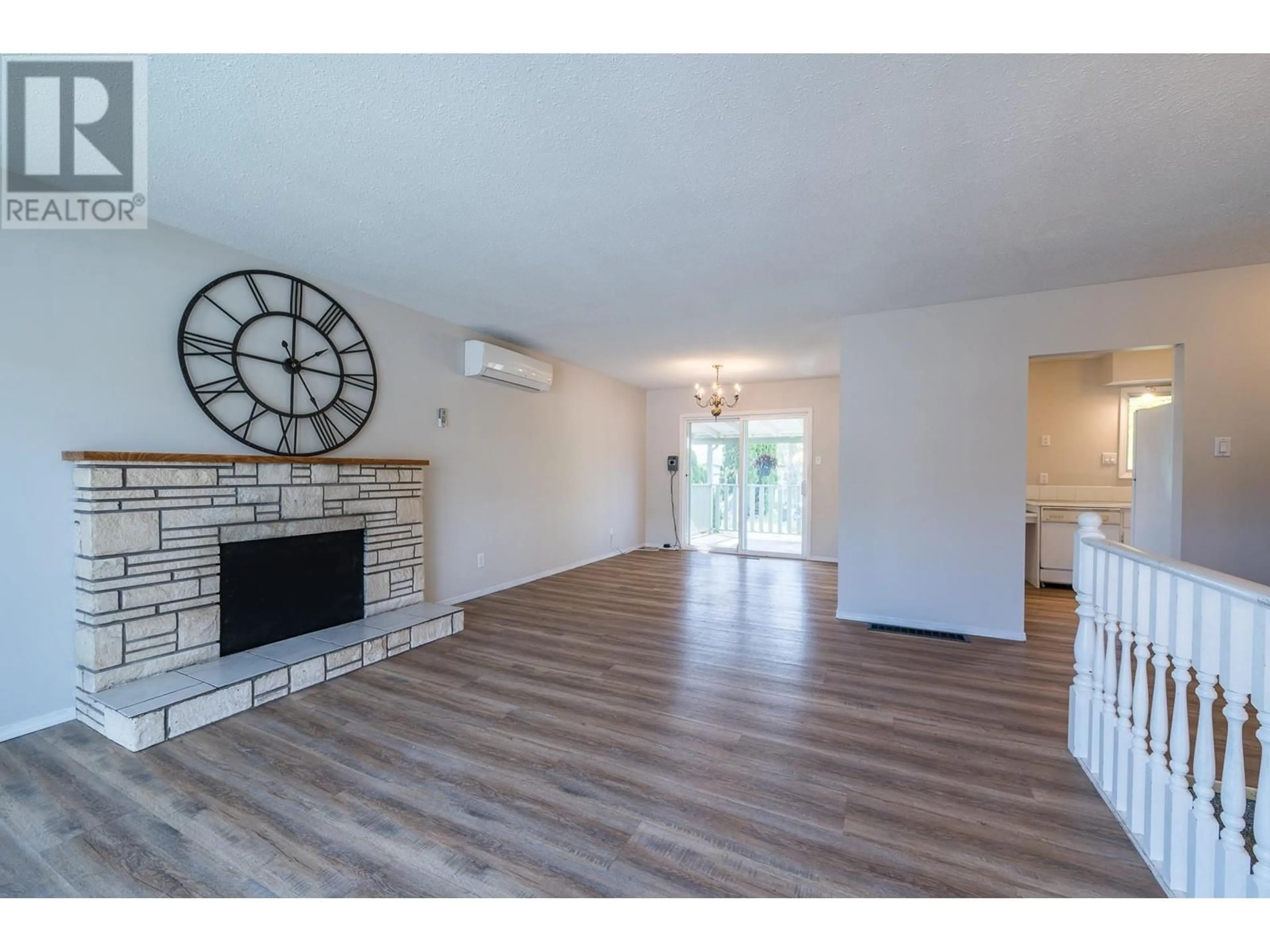 Living room with furniture, wood/laminate floor for 1561 PARKCREST AVENUE, Kamloops British Columbia V2B4W6