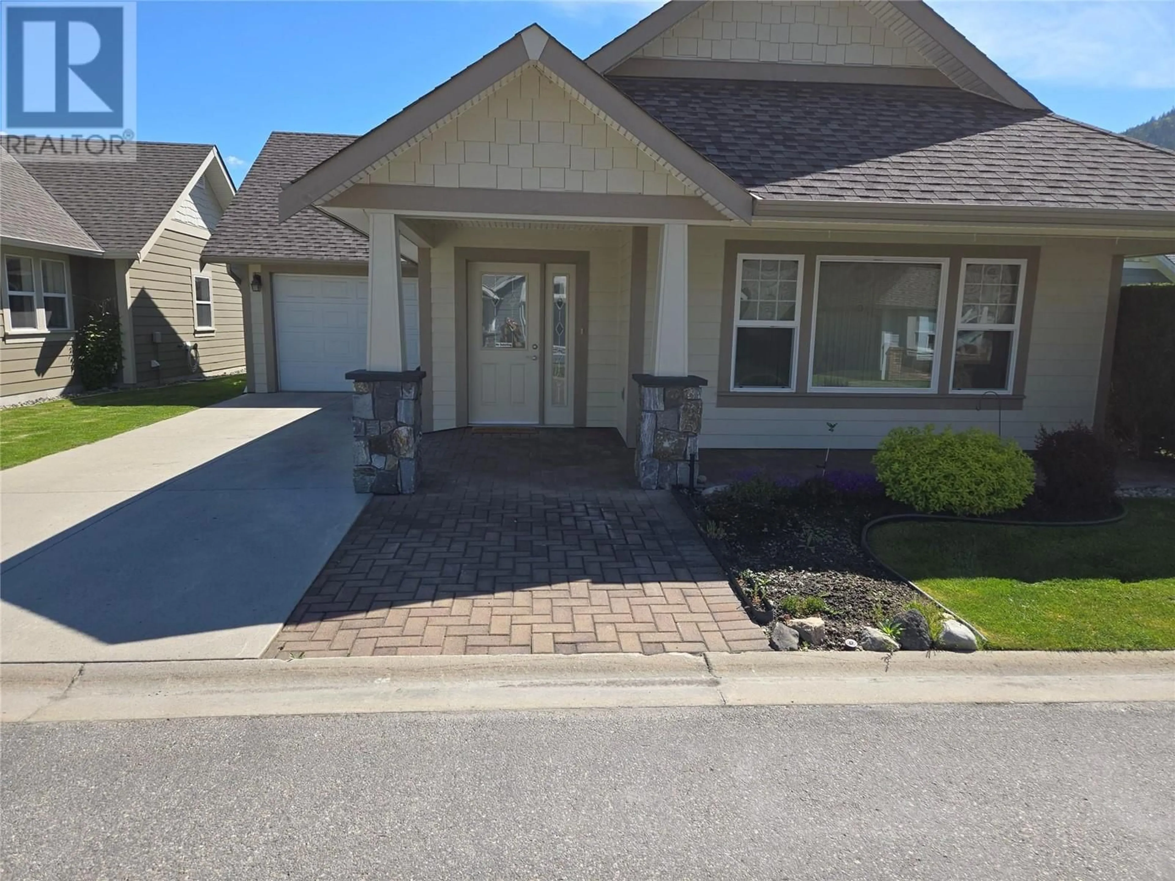Home with vinyl exterior material, street for 6 - 1231 10 STREET SOUTHWEST, Salmon Arm British Columbia V1E0A5
