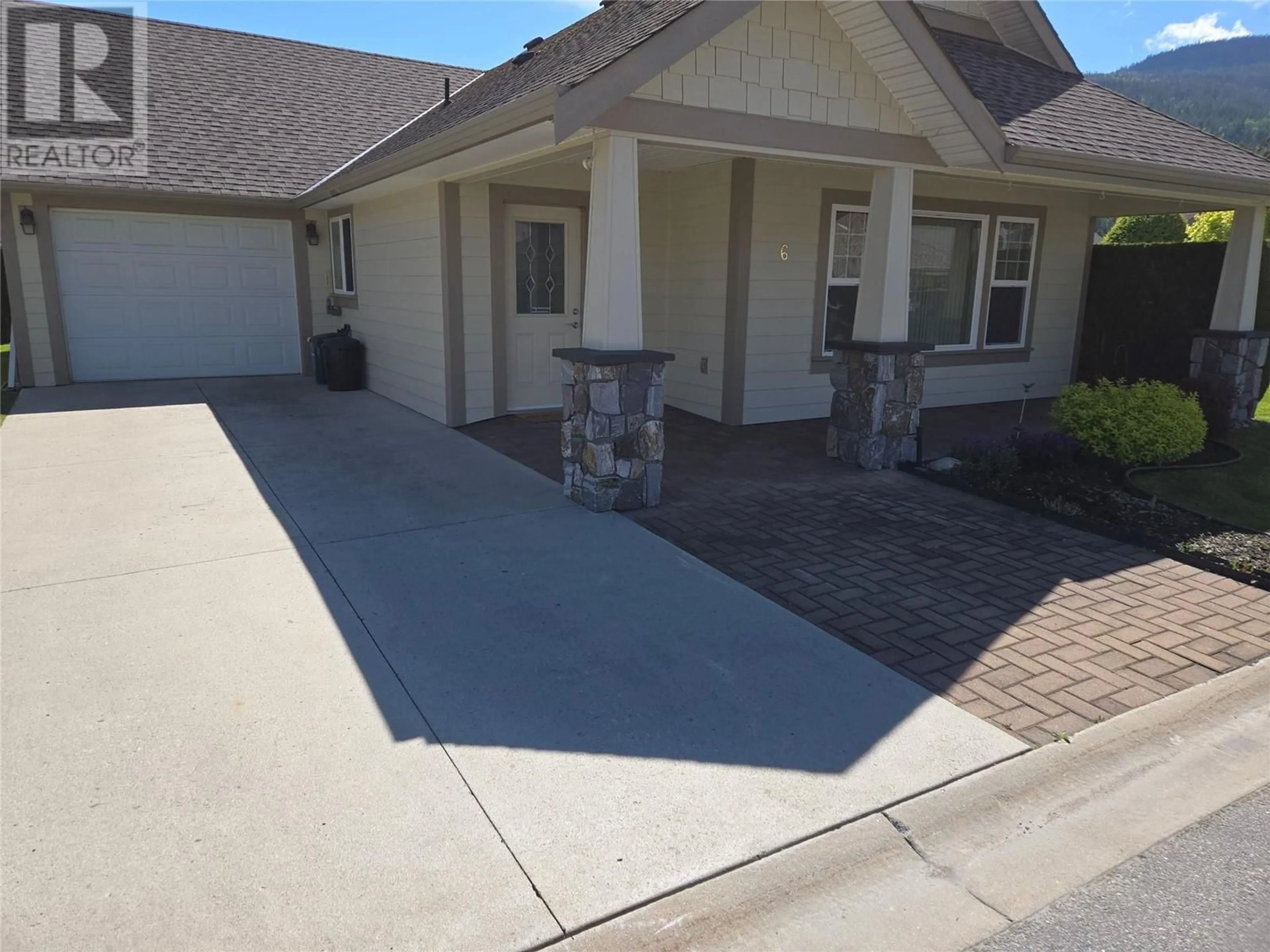 Home with vinyl exterior material, street for 6 - 1231 10 STREET SOUTHWEST, Salmon Arm British Columbia V1E0A5