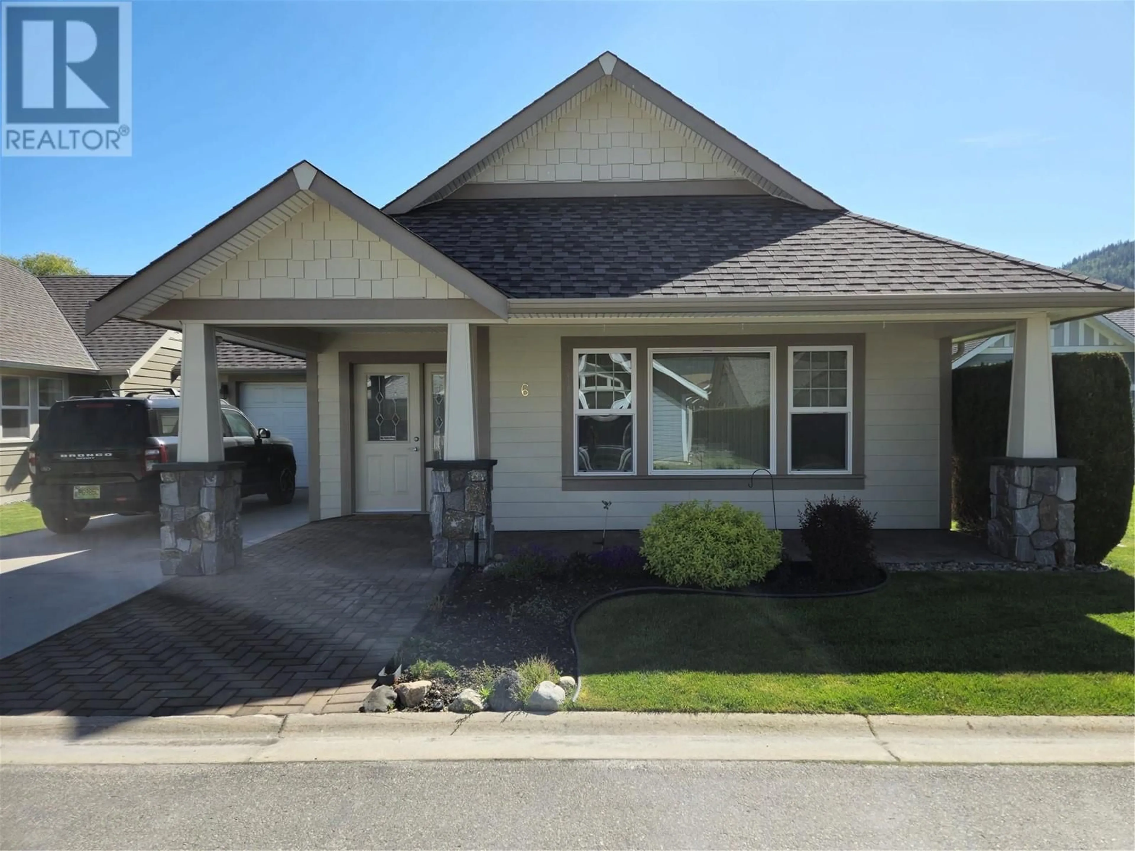 Home with vinyl exterior material, street for 6 - 1231 10 STREET SOUTHWEST, Salmon Arm British Columbia V1E0A5