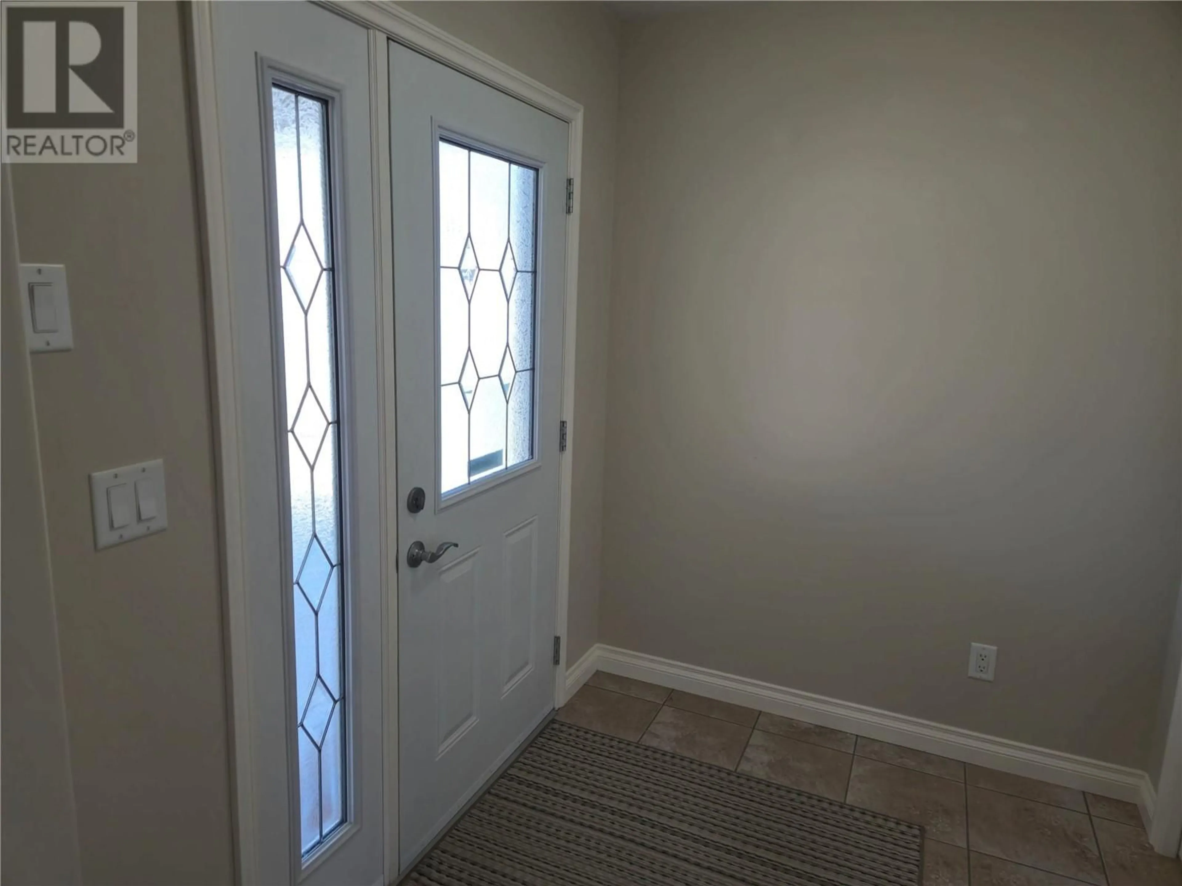 Indoor entryway for 6 - 1231 10 STREET SOUTHWEST, Salmon Arm British Columbia V1E0A5