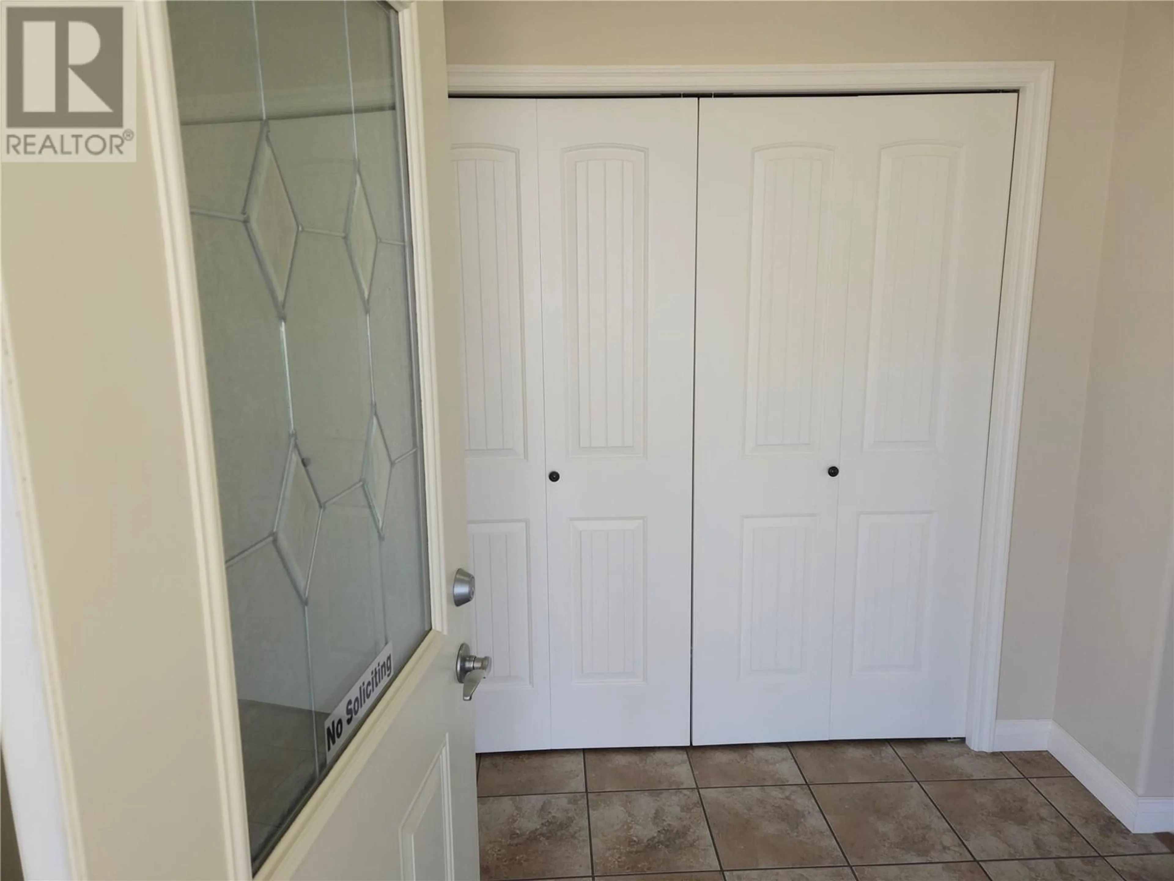 Indoor entryway for 6 - 1231 10 STREET SOUTHWEST, Salmon Arm British Columbia V1E0A5